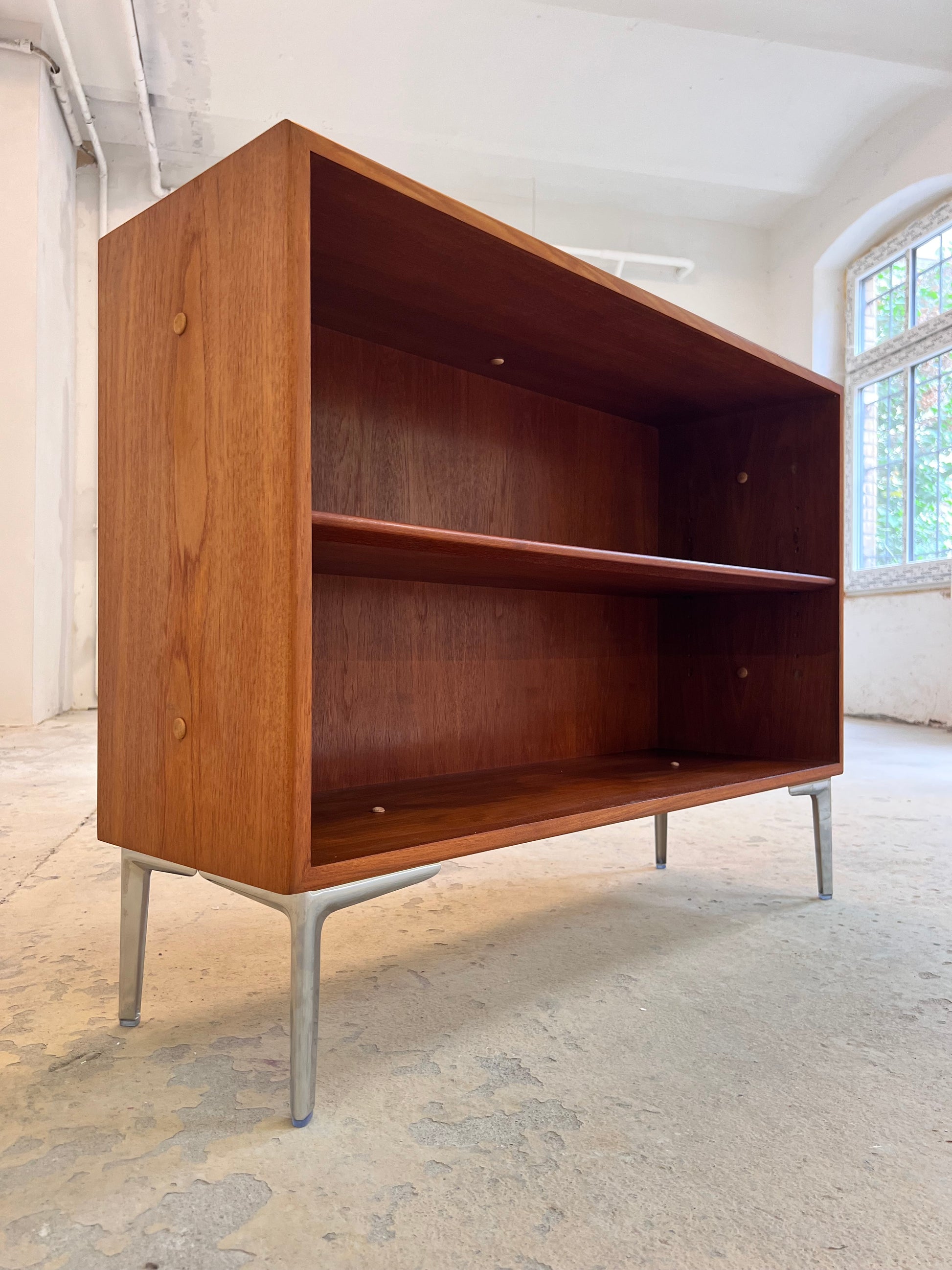 Regal Teak mit neuen Chromfüßen