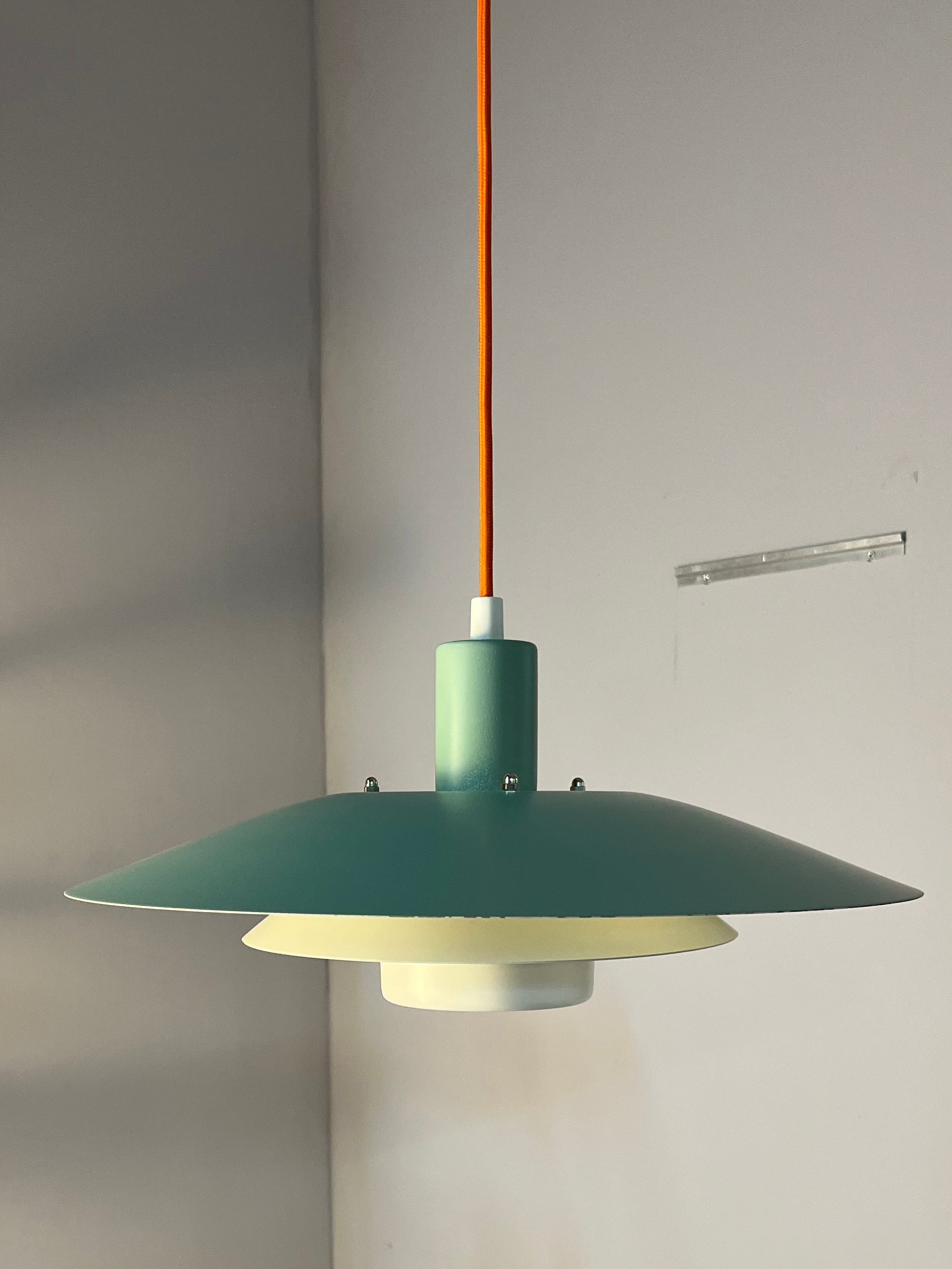 Lamellenlampe neu lackiert blaugrün von JEKA
