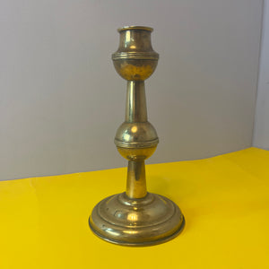 Hoher Kerzenständer aus Messing