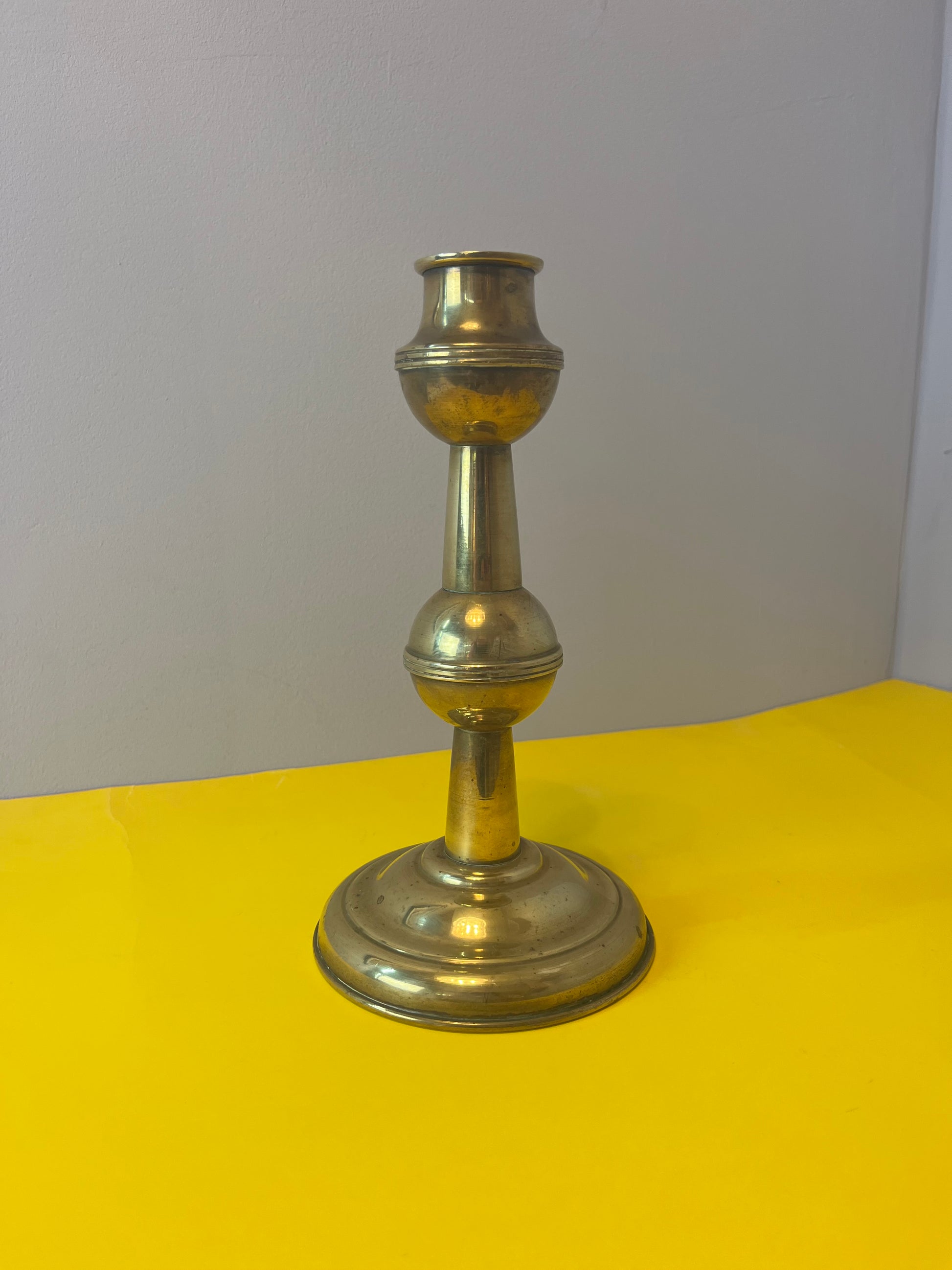 Hoher Kerzenständer aus Messing