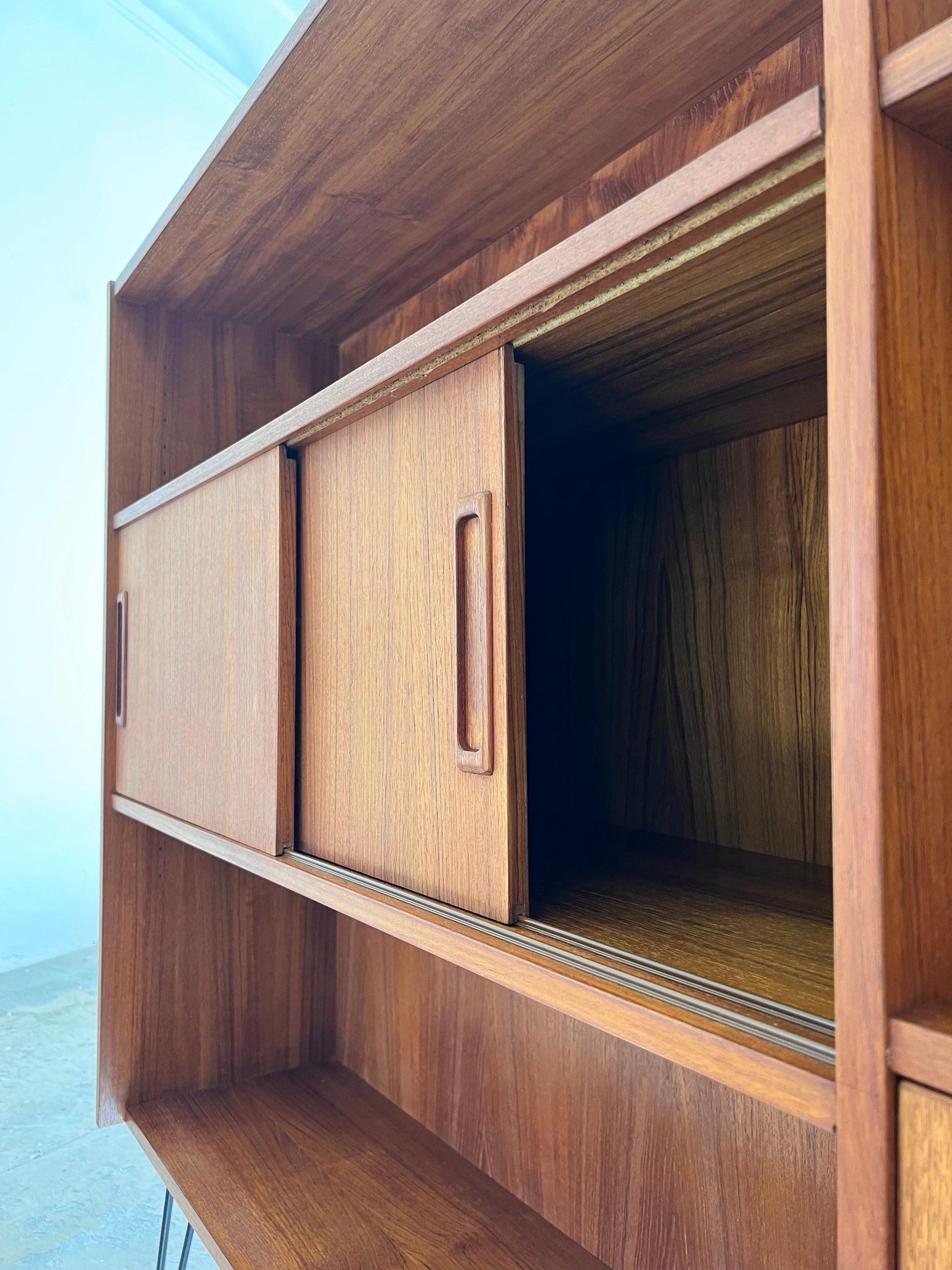 Regal auf Hairpinlegs aus Dänemark