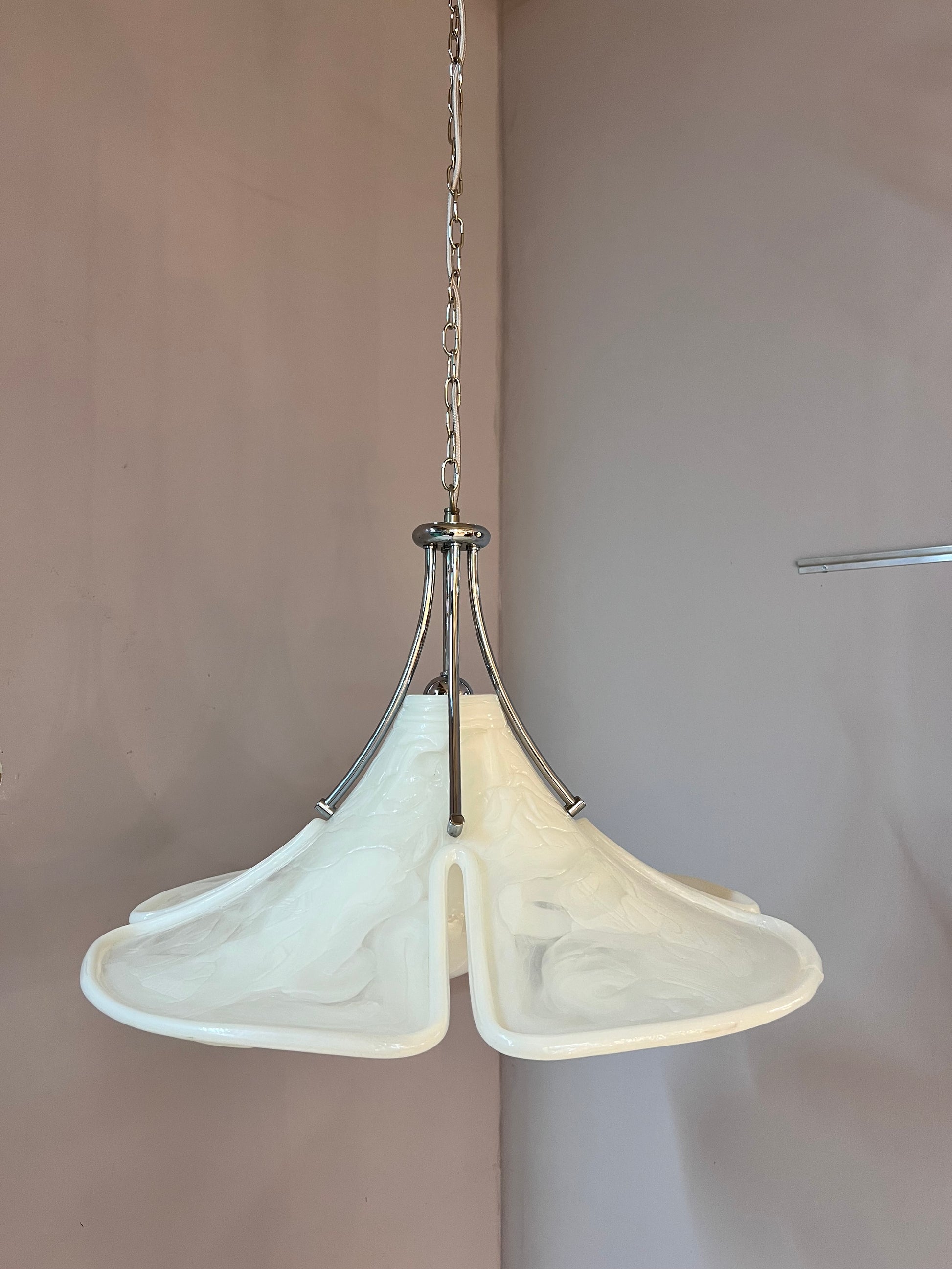 Hängelampe Blume weiß Chrom Kunststoff handgearbeitet von COSACK