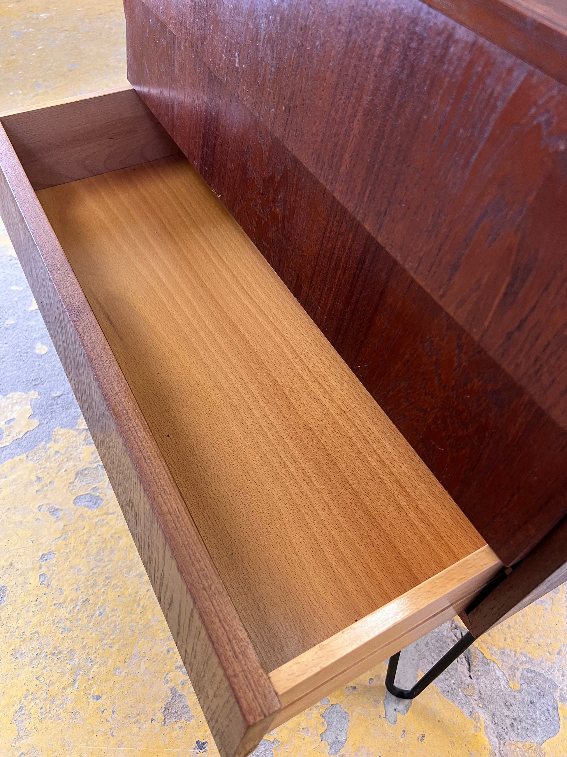 Kommode Nachtschrank Teak auf Hairpinlegs aus Dänemark