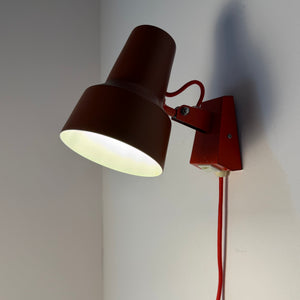 Wandlampe rot neu lackiert von Luxo