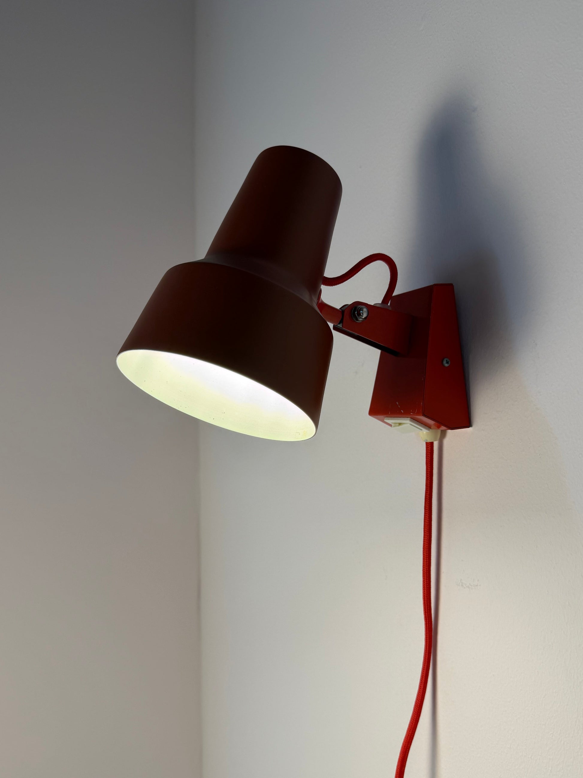 Wandlampe rot neu lackiert von Luxo