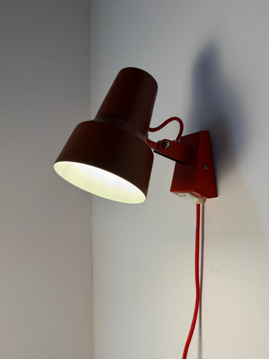 Wandlampe rot neu lackiert von Luxo