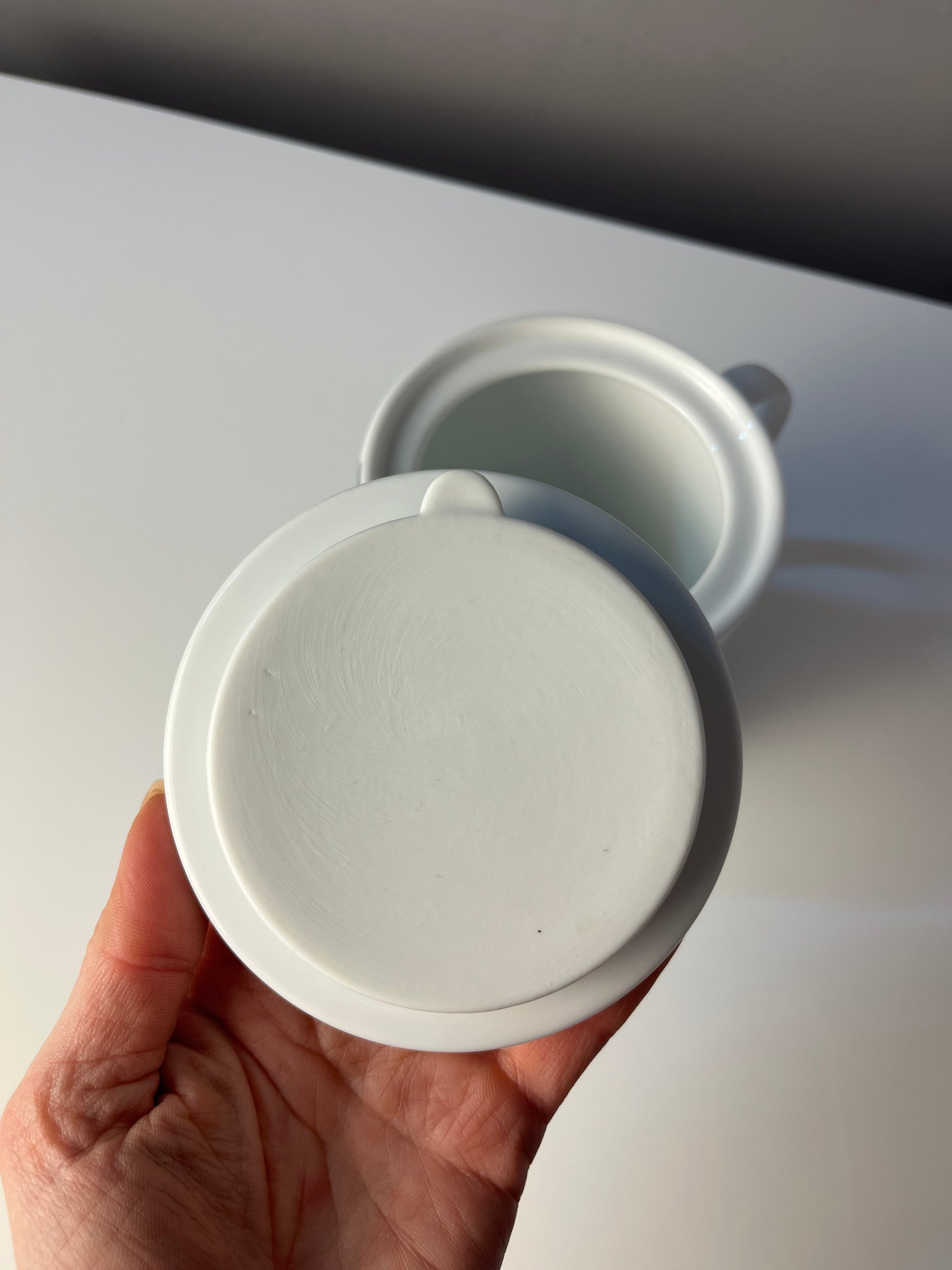 Teekanne dunkelblau weiß mit "Geometry 1" Print von Verner Panton für Menu