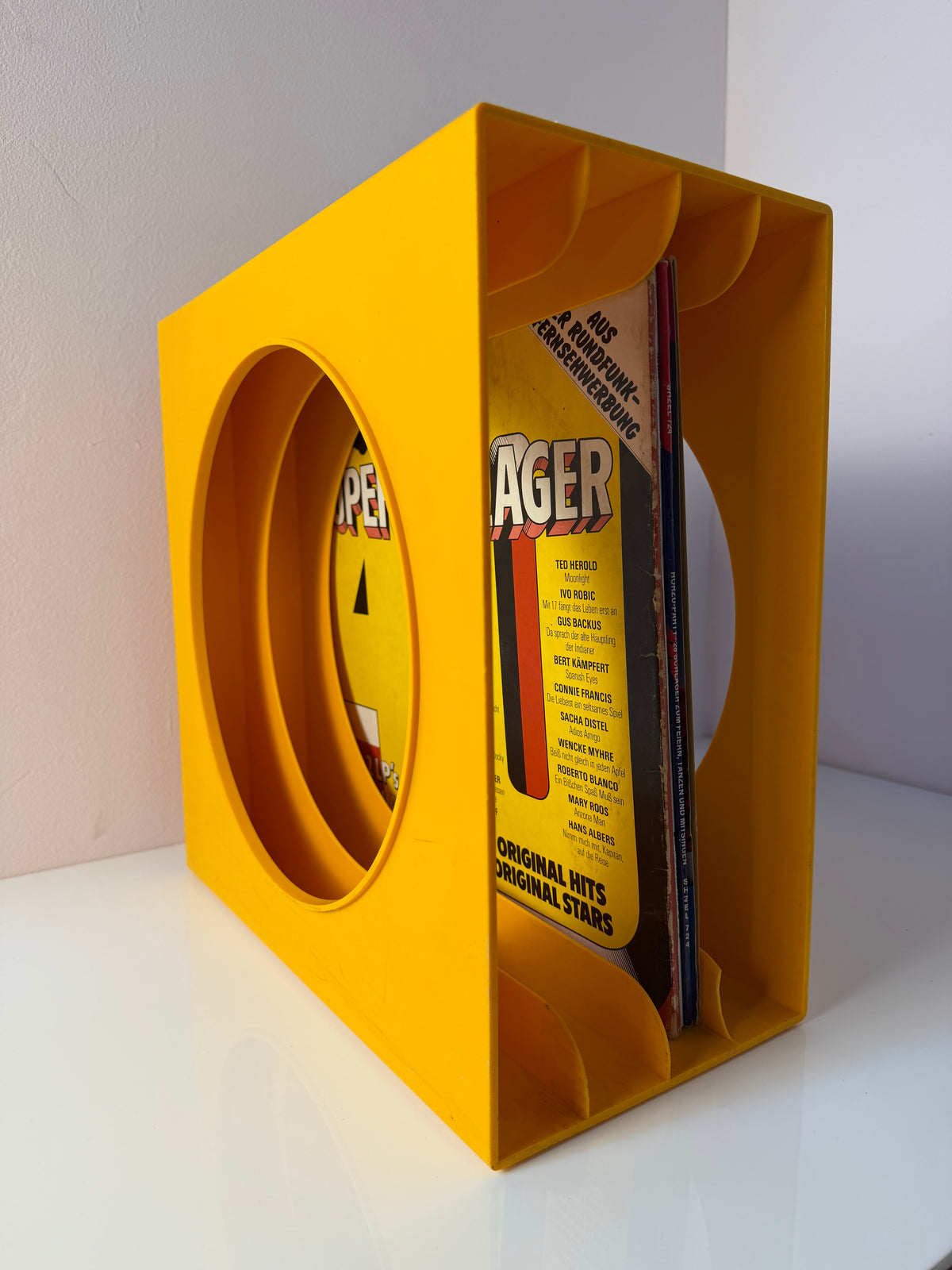 Schallplattenständer gelb von Schweizer Design