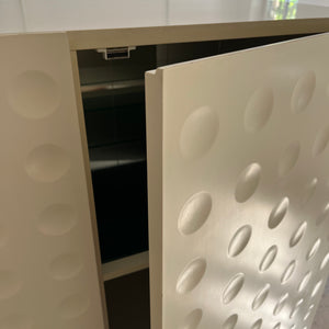 Highboard weiß mit kreisförmigem Reliefmuster & Minibar aus Belgien