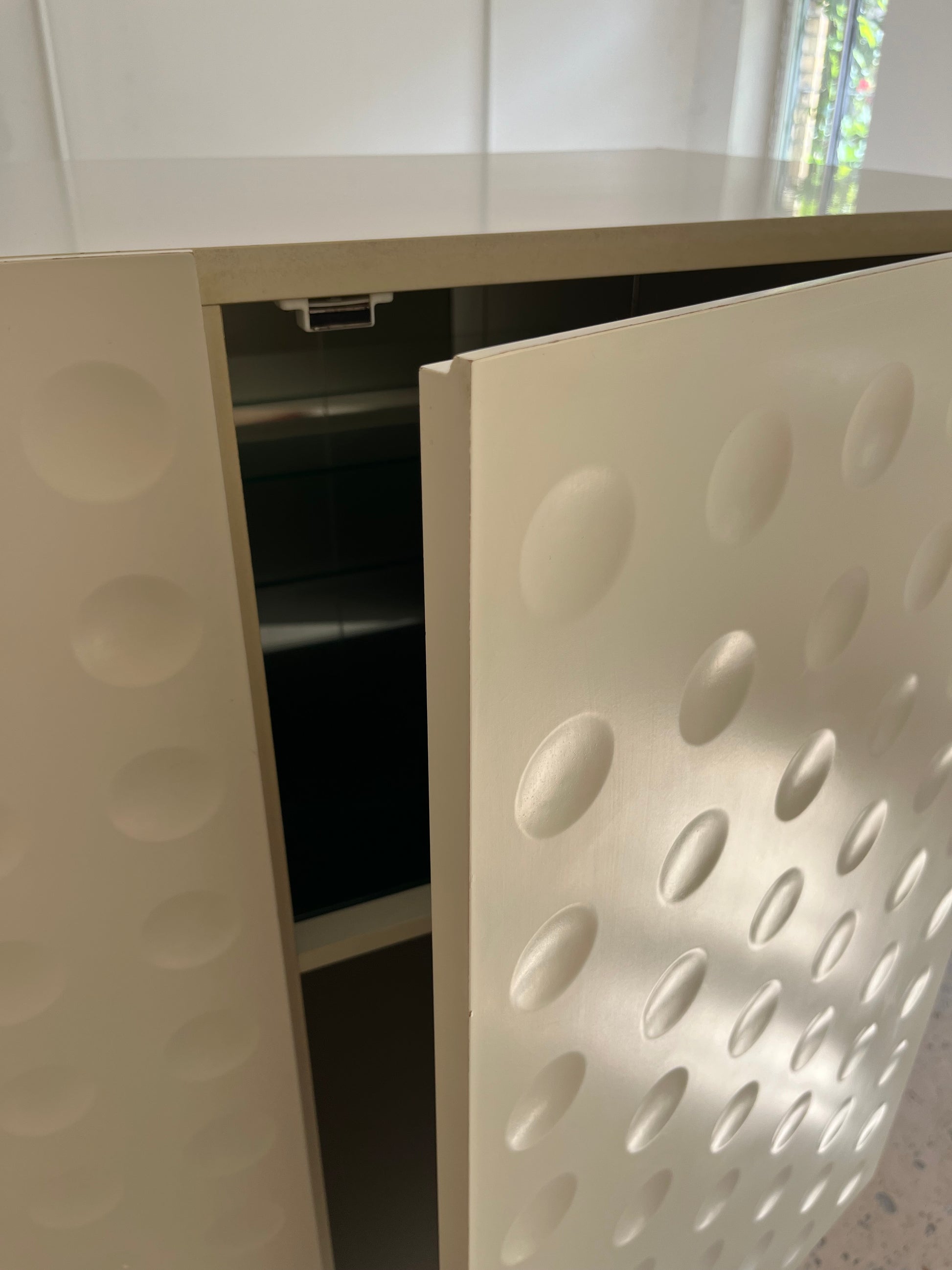Highboard weiß mit kreisförmigem Reliefmuster & Minibar aus Belgien