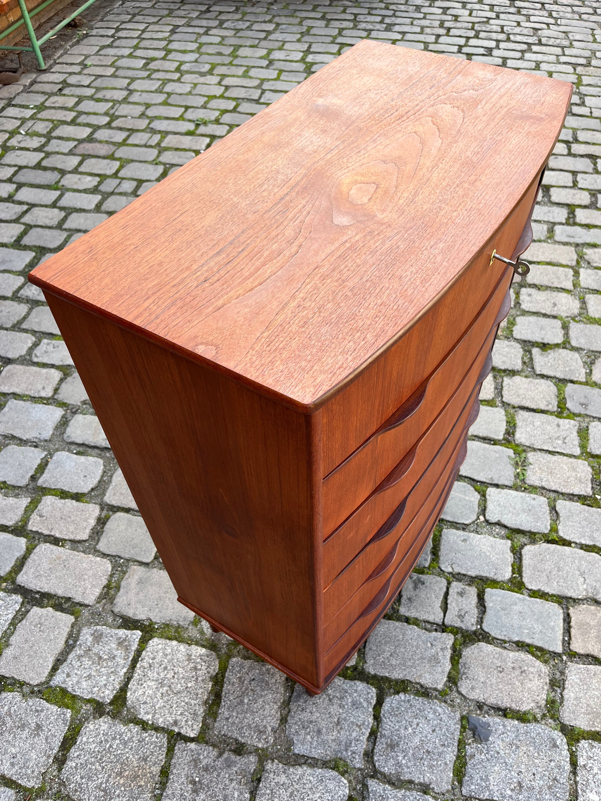 Geschwungene Kommode Teak aus Dänemark