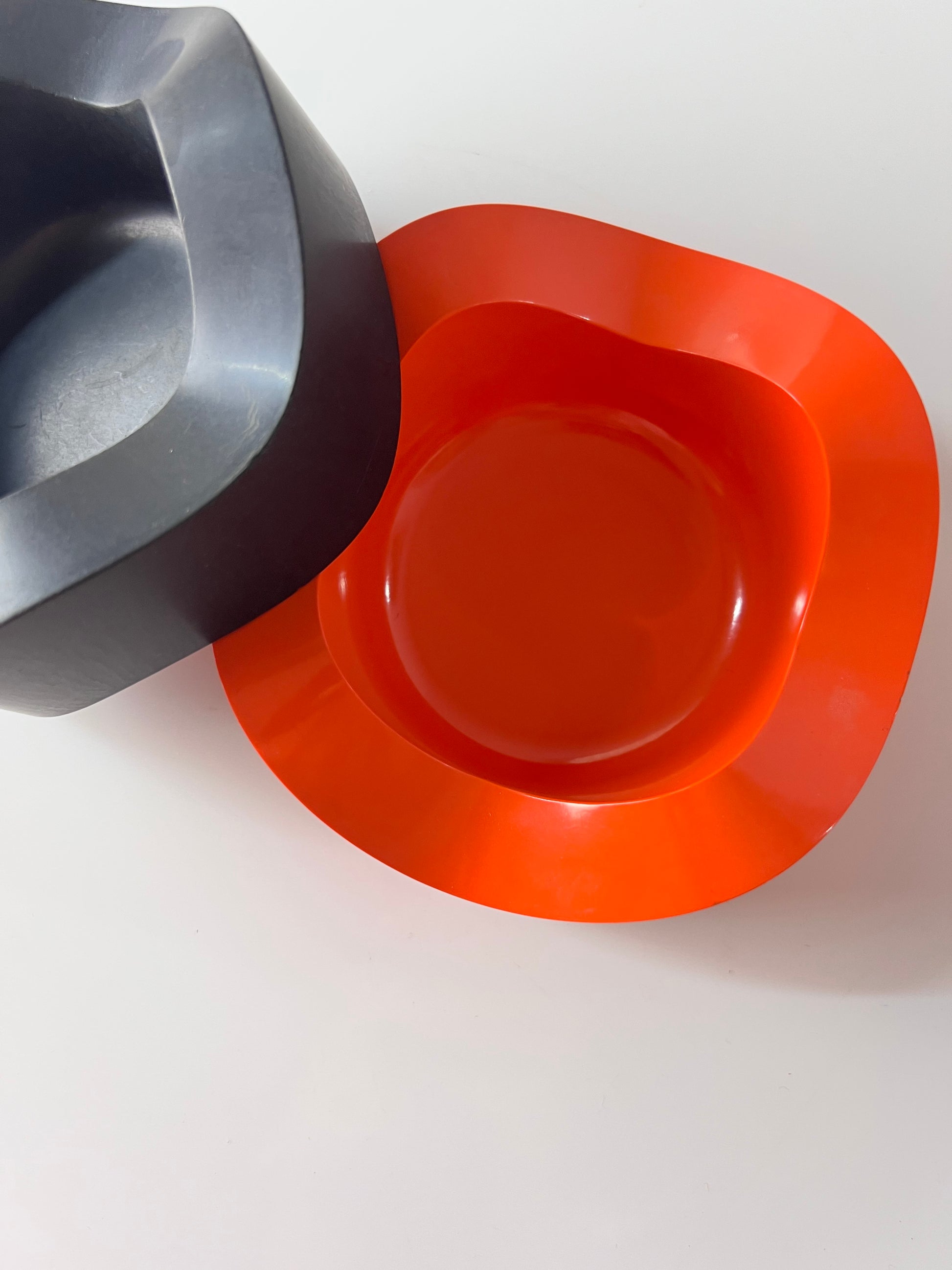 Set: 2 Aschenbecher schwarz rot von Walter Zeischegg für Helit