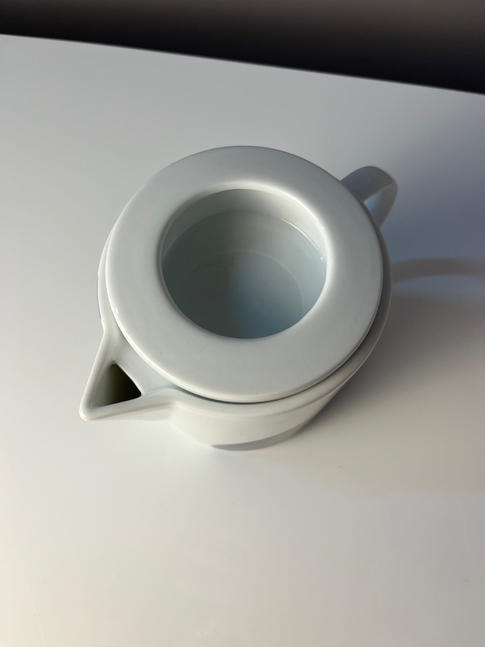 Teekanne dunkelblau weiß mit "Geometry 1" Print von Verner Panton für Menu