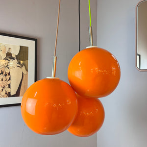 Große Kugellampe orange Kunststoff mit Chromstab