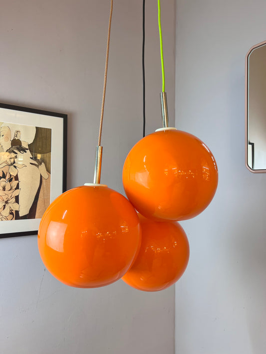 Große Kugellampe orange Kunststoff mit Chromstab