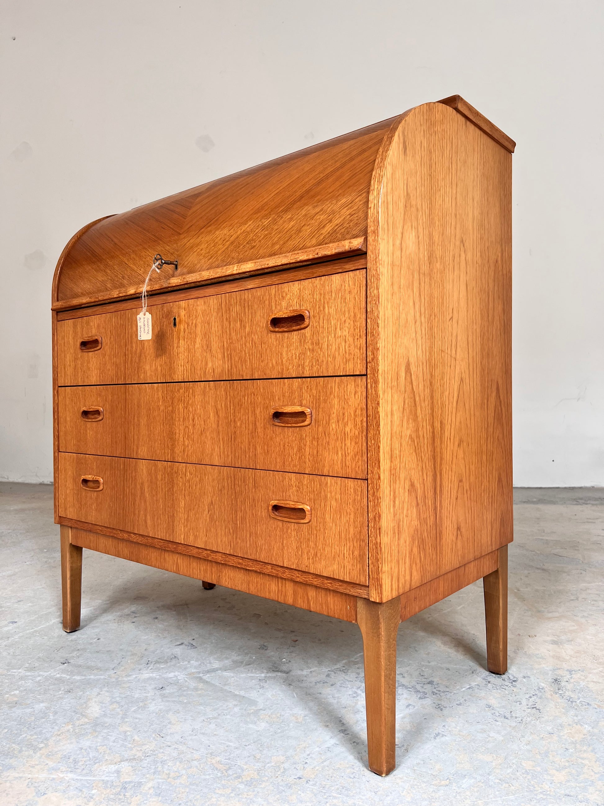Sekretär Teak halbrund mit Schloss aus Dänemark
