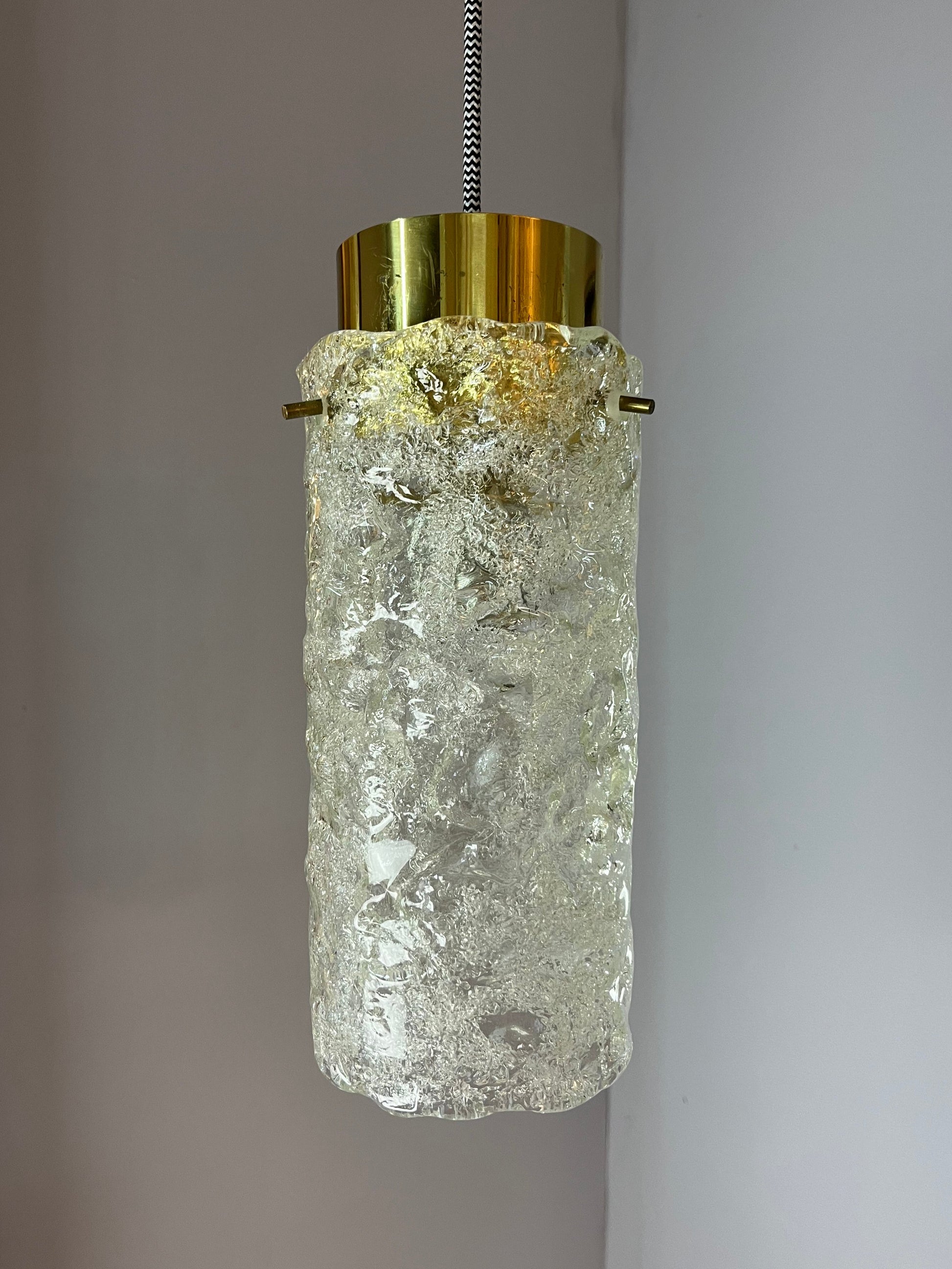 Hängelampe Eisglas Messing von J.T. Kalmar für Kalmar Franken KG