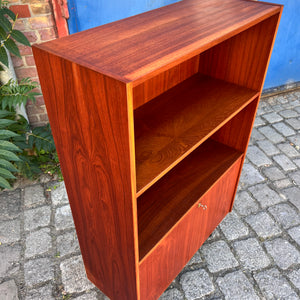 Regal Teak mit abschließbarem Fach