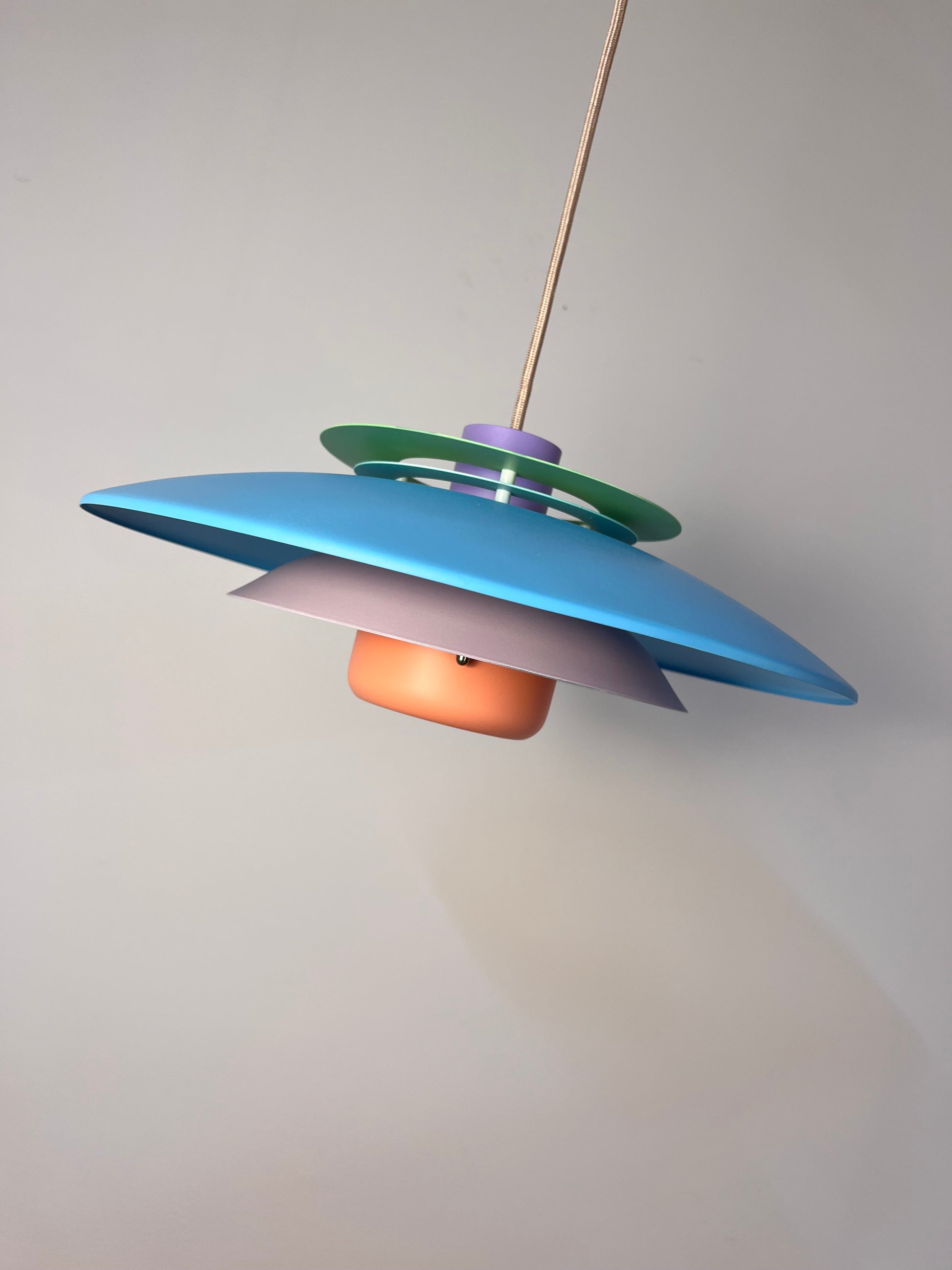 Lamellenlampe neu lackiert, Dänemark