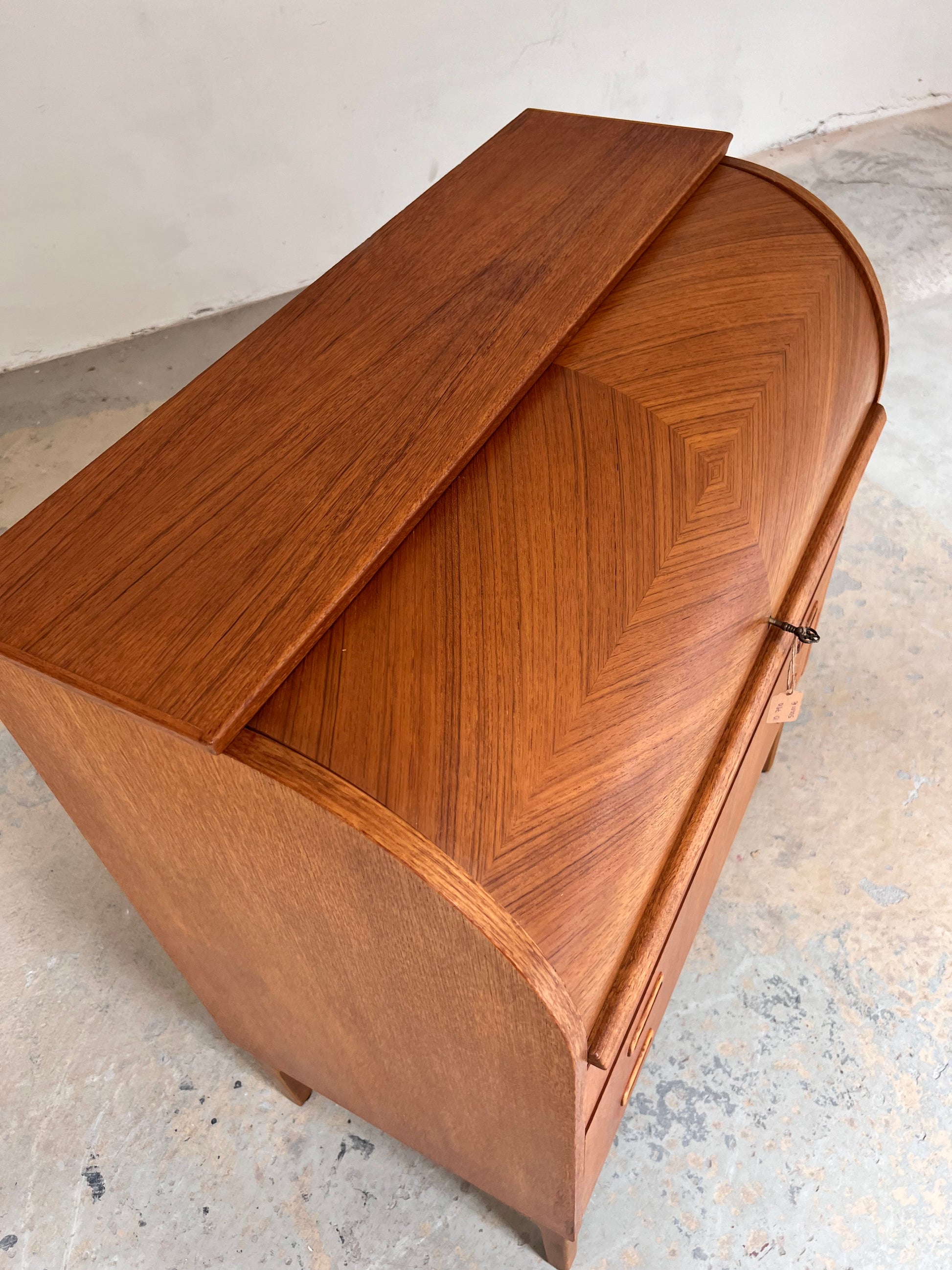 Sekretär Teak halbrund mit Schloss aus Dänemark