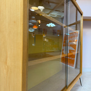 Vitrine Esche mit gelber Rückwand & neuen Chromfüßen von Hellerau