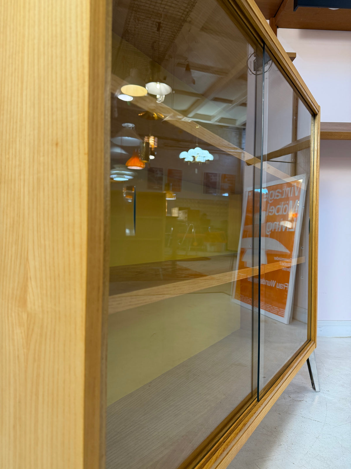 Vitrine Esche mit gelber Rückwand & neuen Chromfüßen von Hellerau