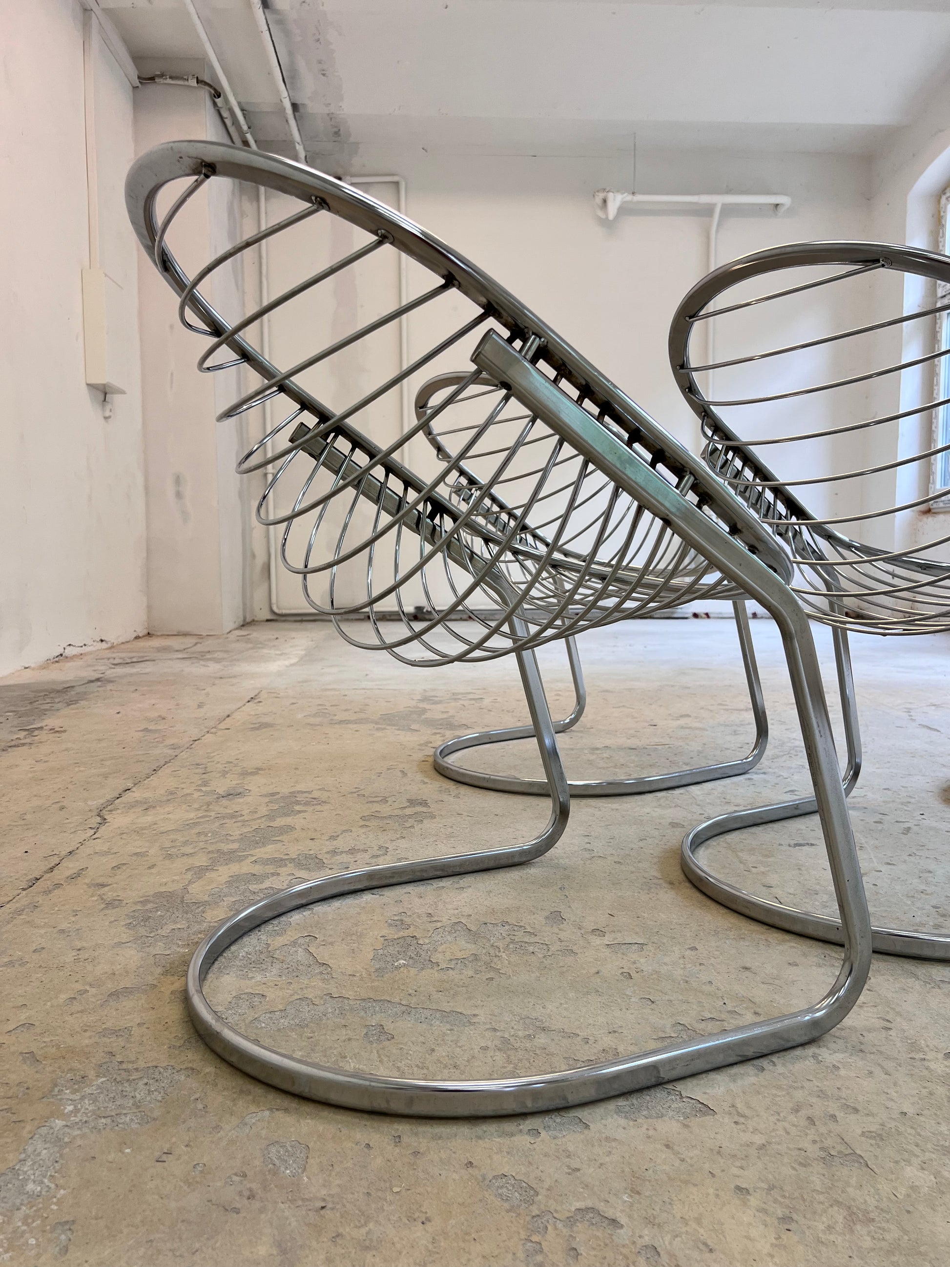 Freischwinger Modell Egg Chair mit Fell von Gastone Rinaldi
