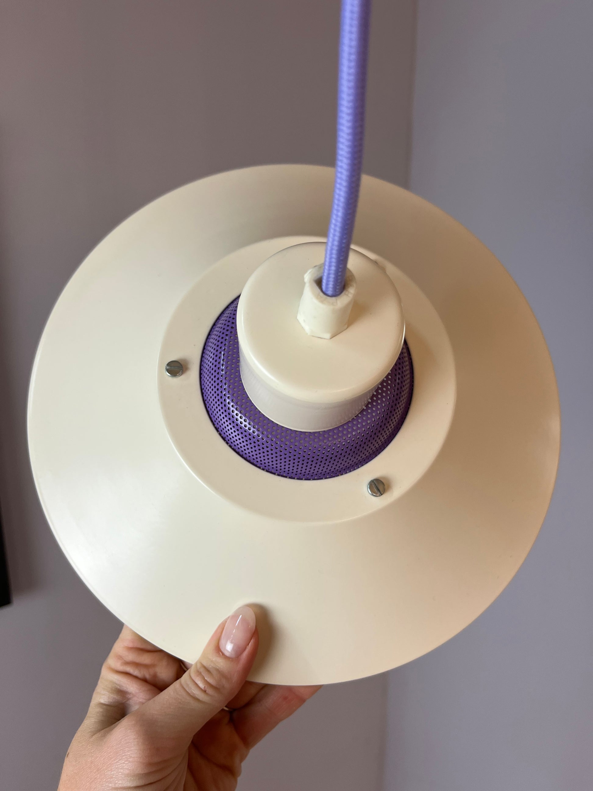 Lamellenlampe Modell Garda lila weiß von Design Light