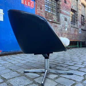 Cocktailsessel Kunstleder mit beigem Fellkissen