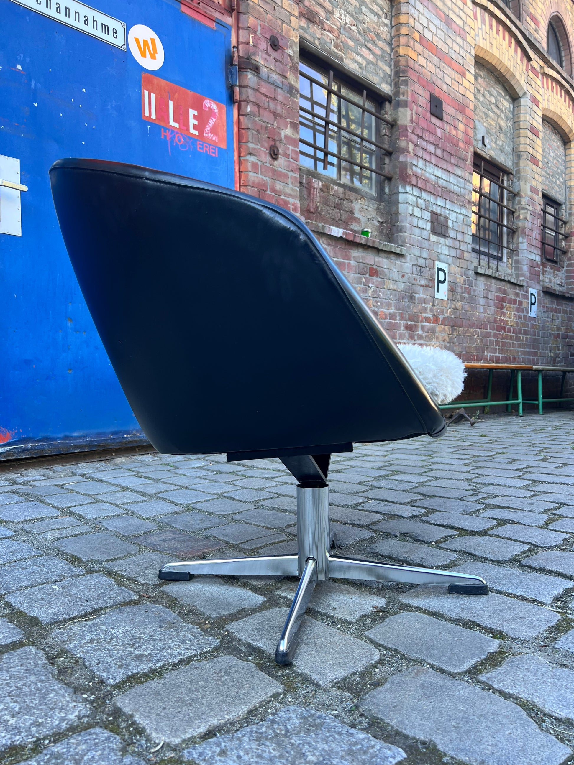 Cocktailsessel Kunstleder mit beigem Fellkissen
