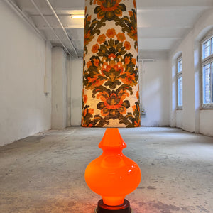 Stehlampe orange mit leuchtendem Glasfuß und 70er Schirm