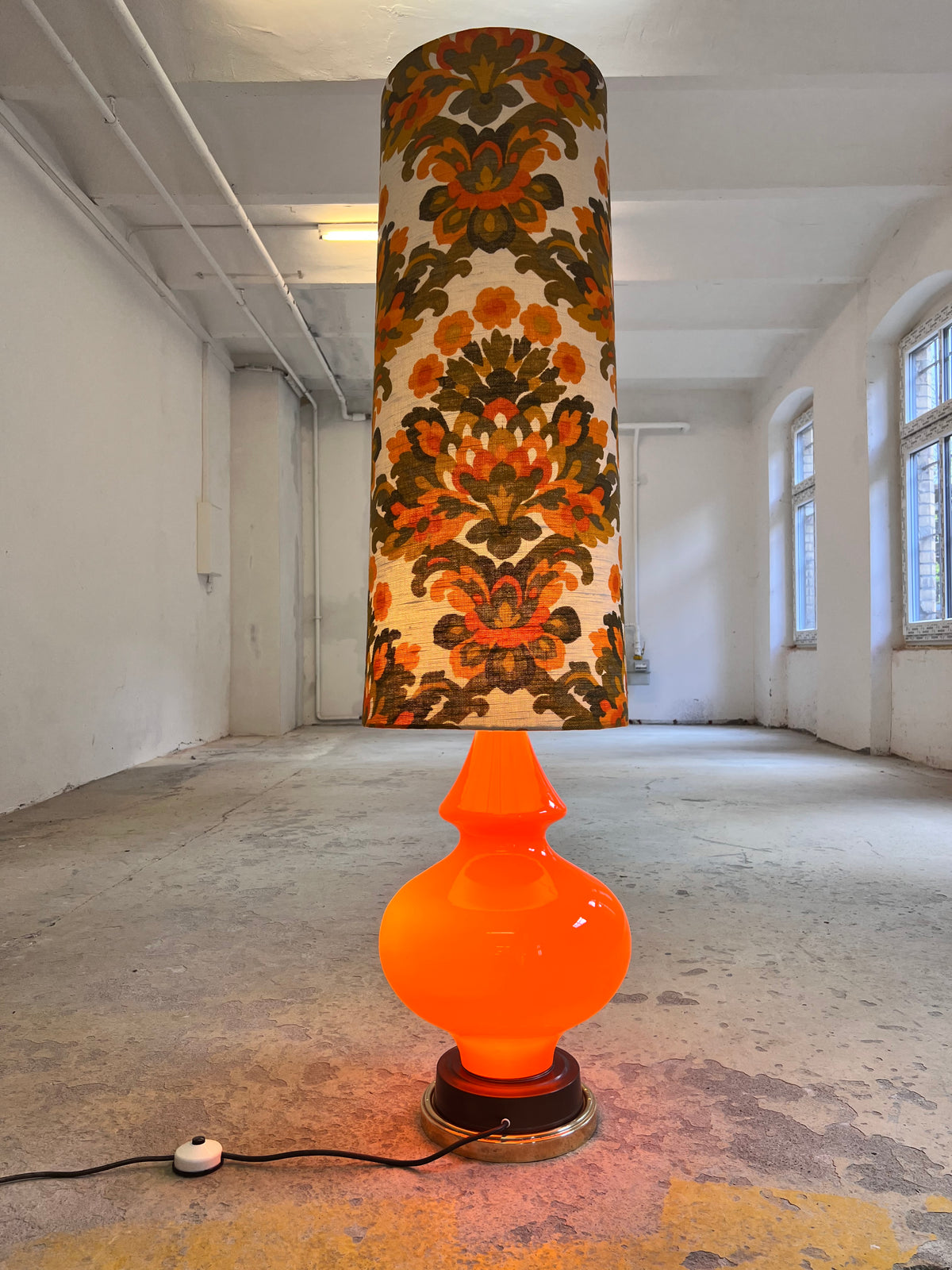 Stehlampe orange mit leuchtendem Glasfuß und 70er Schirm – Frau Wunderwald