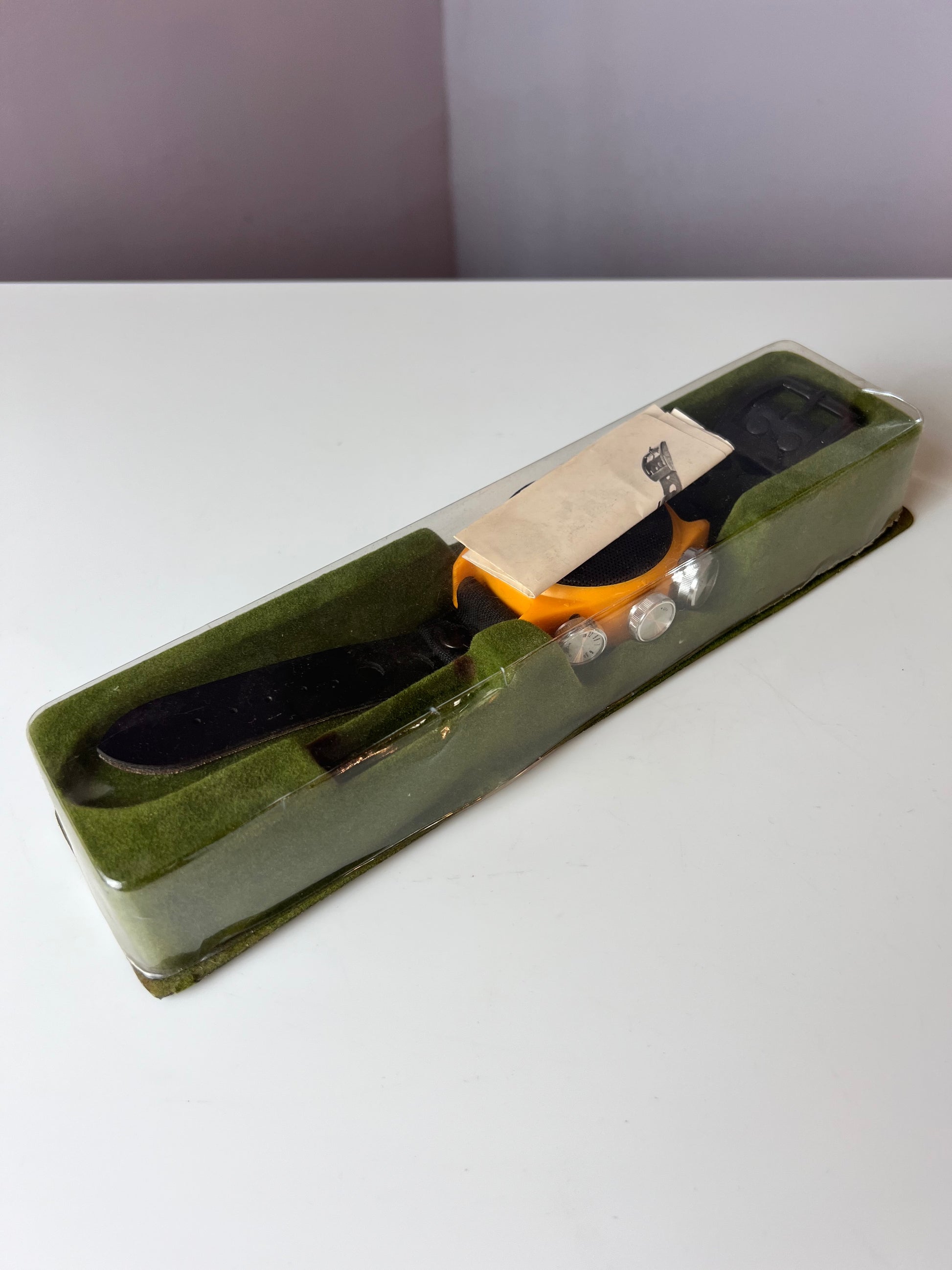 Wandradio in Form einer Armbanduhr