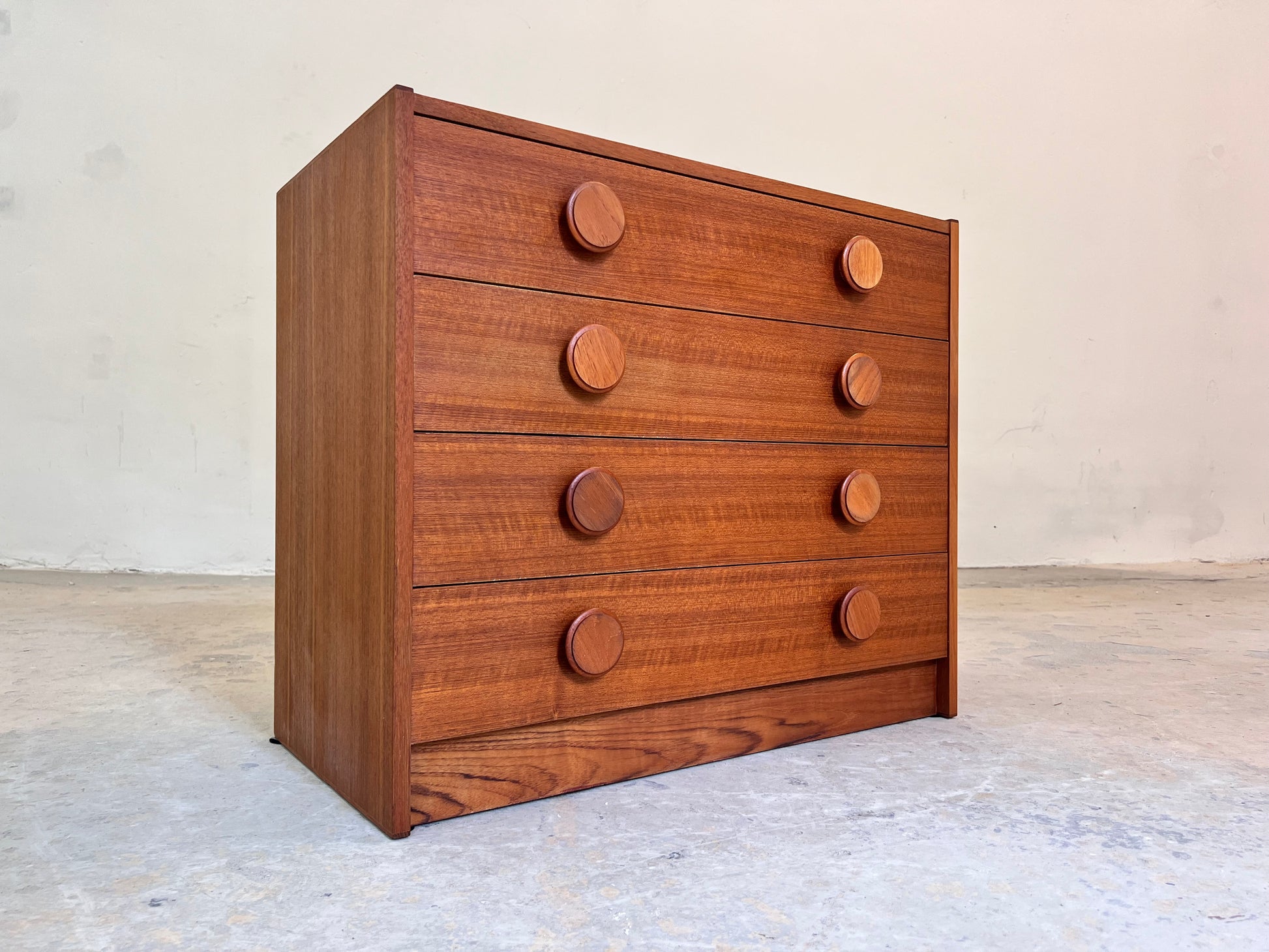 Kommode Teak mit runden Griffen aus Dänemark