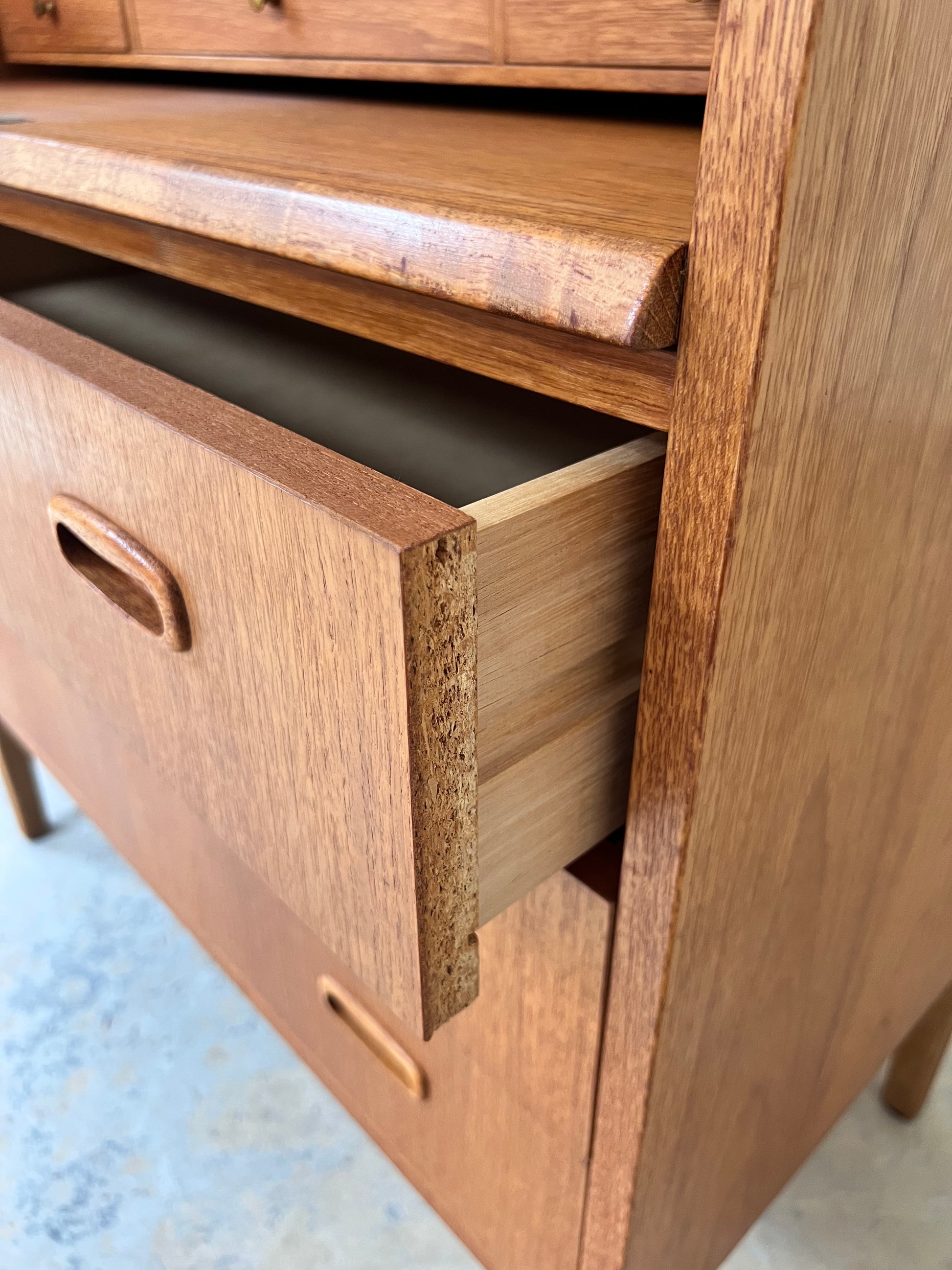 Sekretär Teak halbrund mit Schloss aus Dänemark