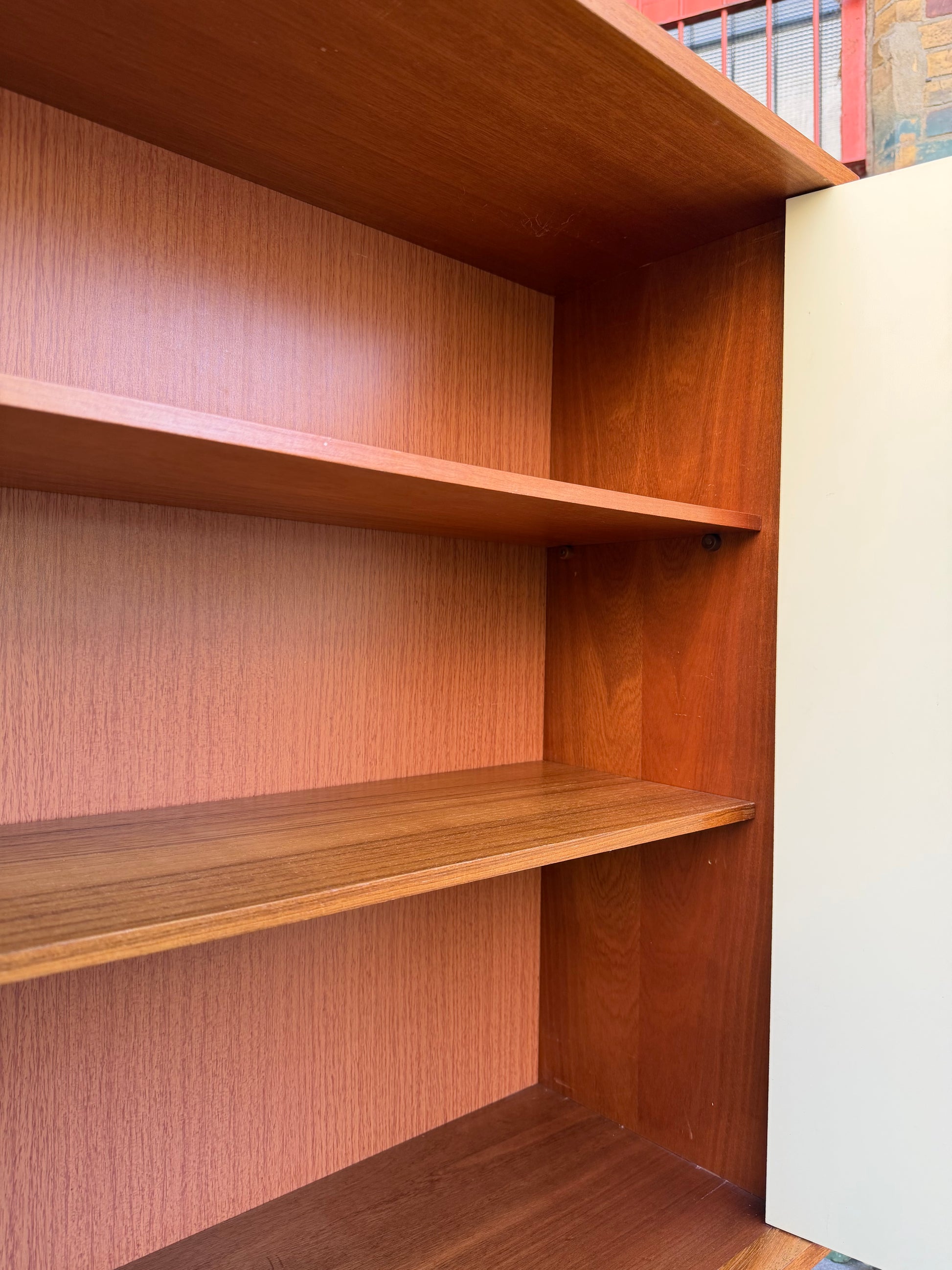 Schrank mit Schloss & neuen Hairpinlegs