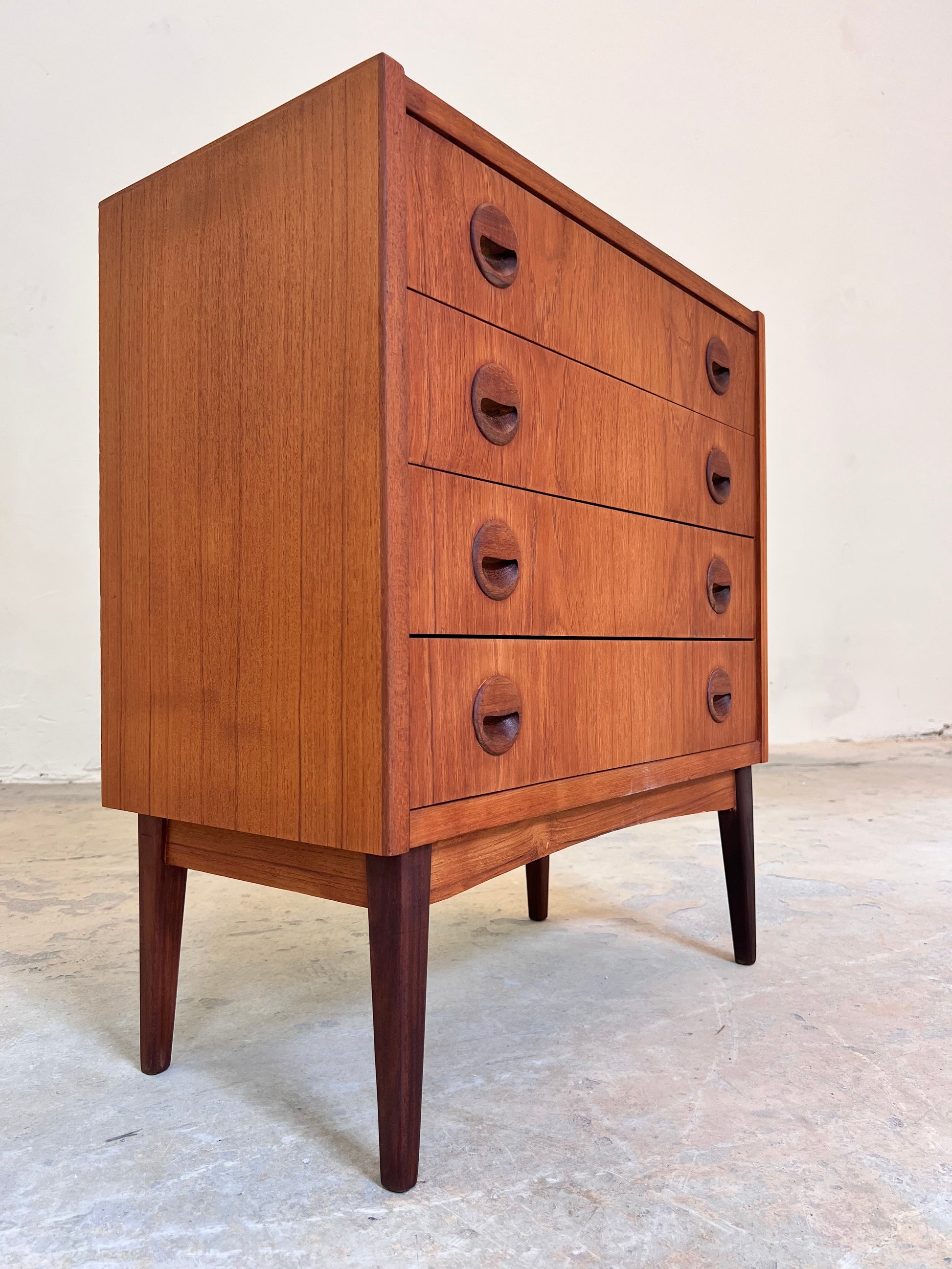 Kommode Teak mit runden Griffmulden aus Dänemark