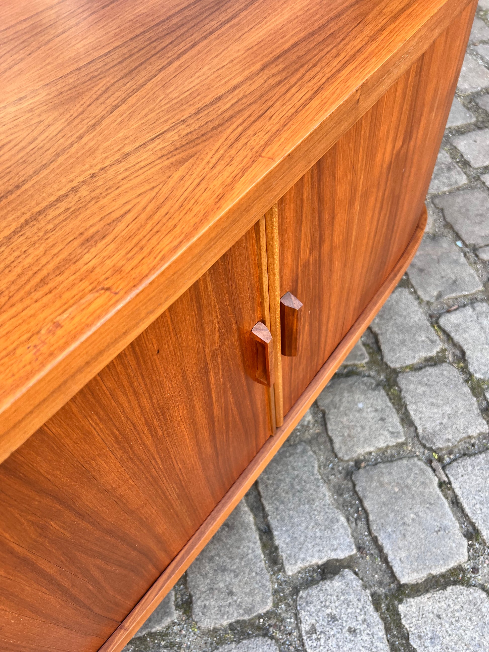 Eckbar Nussbaum mit drehbarem Regal