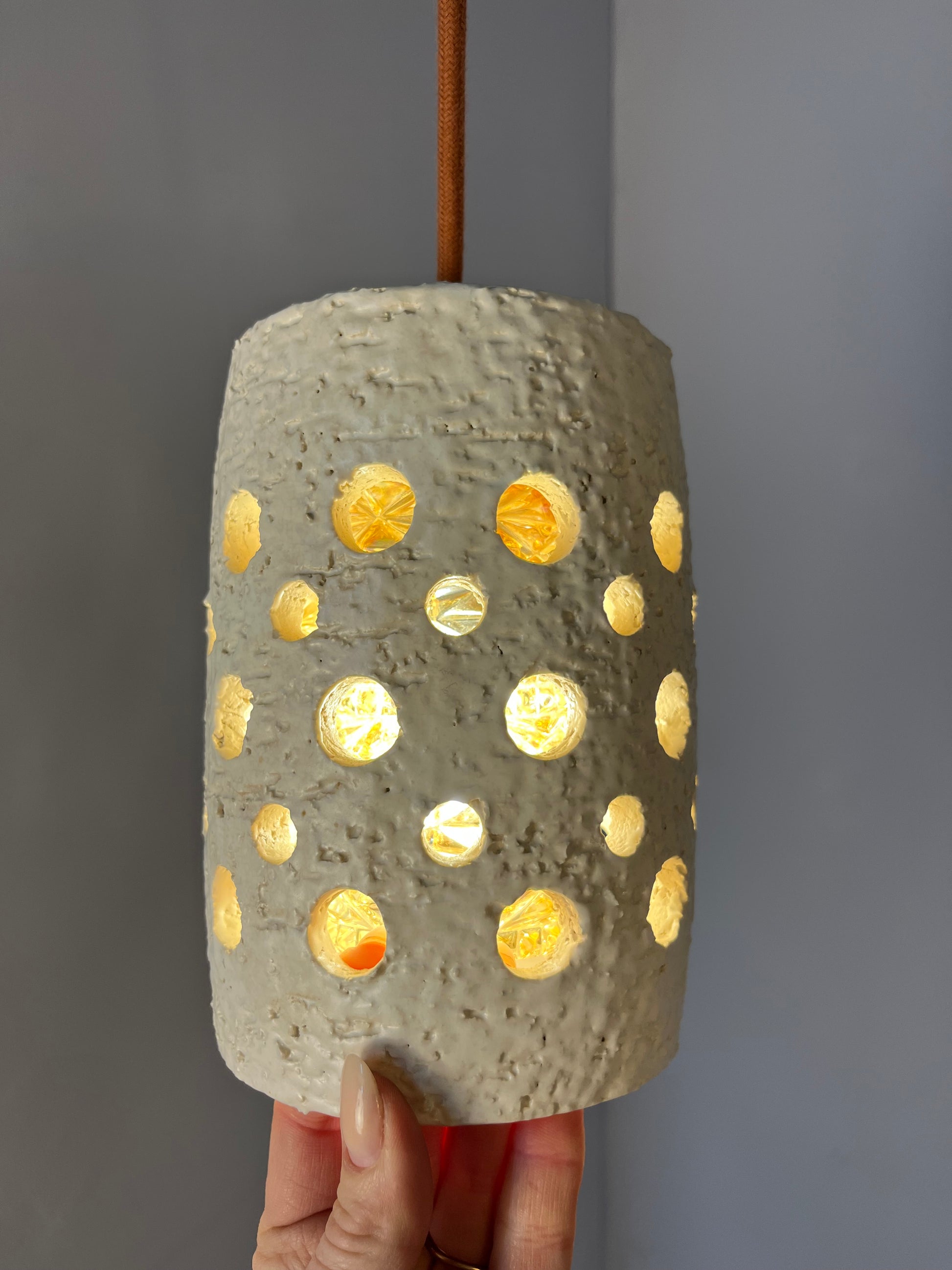 Hängelampe beige Keramik mit Glaseinsatz