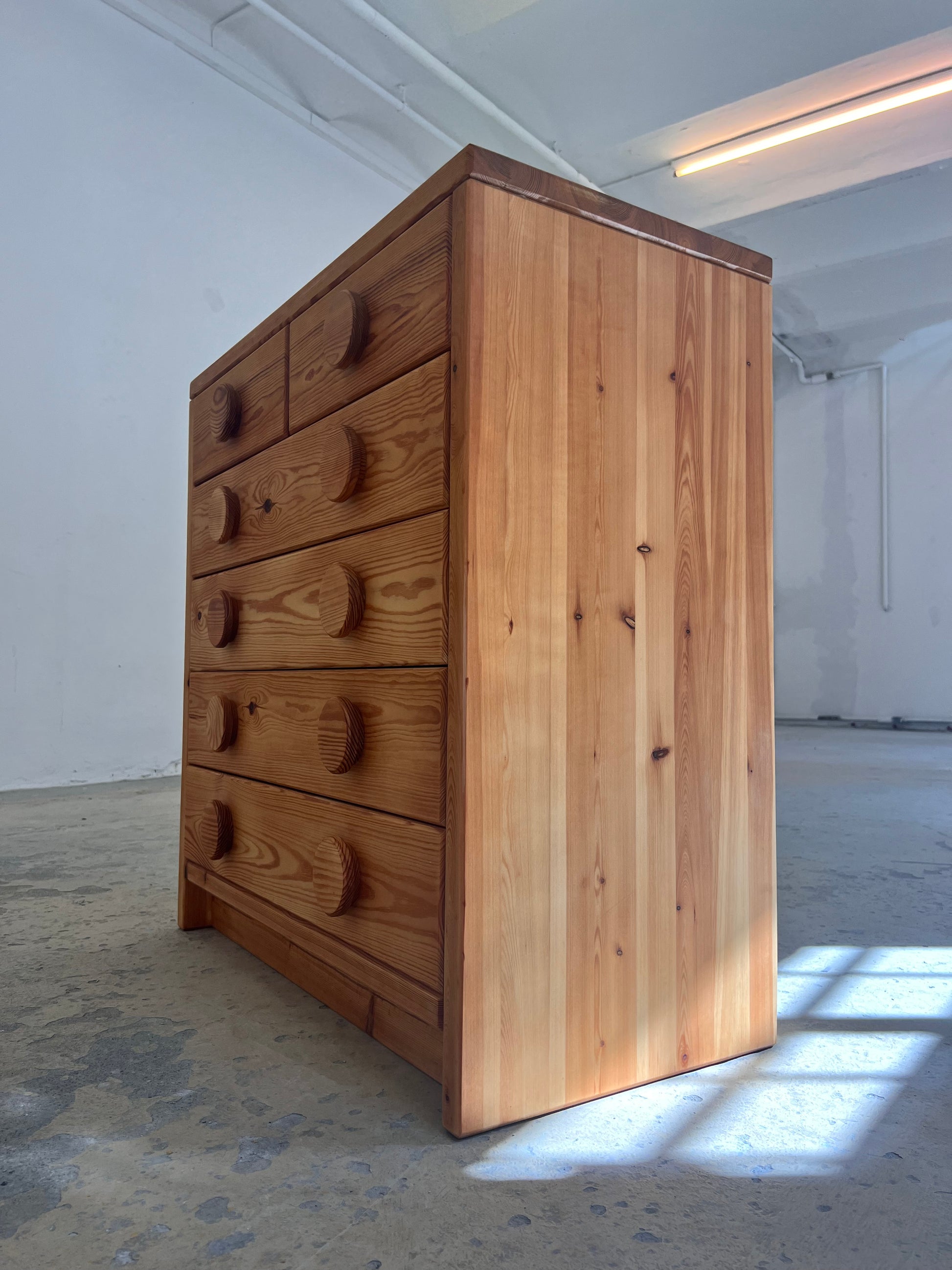 Kommode Massivholz helle Kiefer mit runden Griffen aus Dänemark