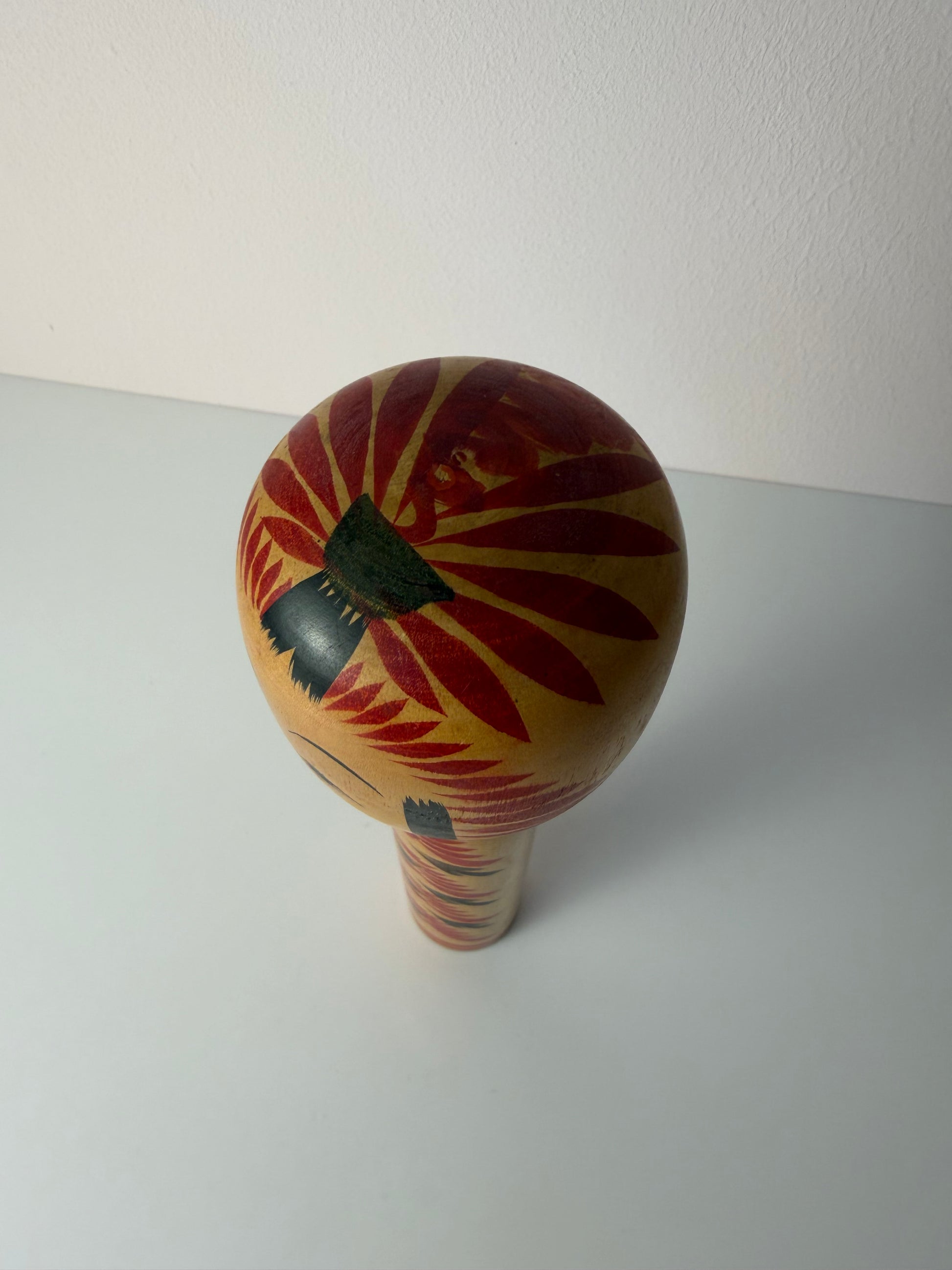 Japanische Kokeshi Holzfigur handbemalt