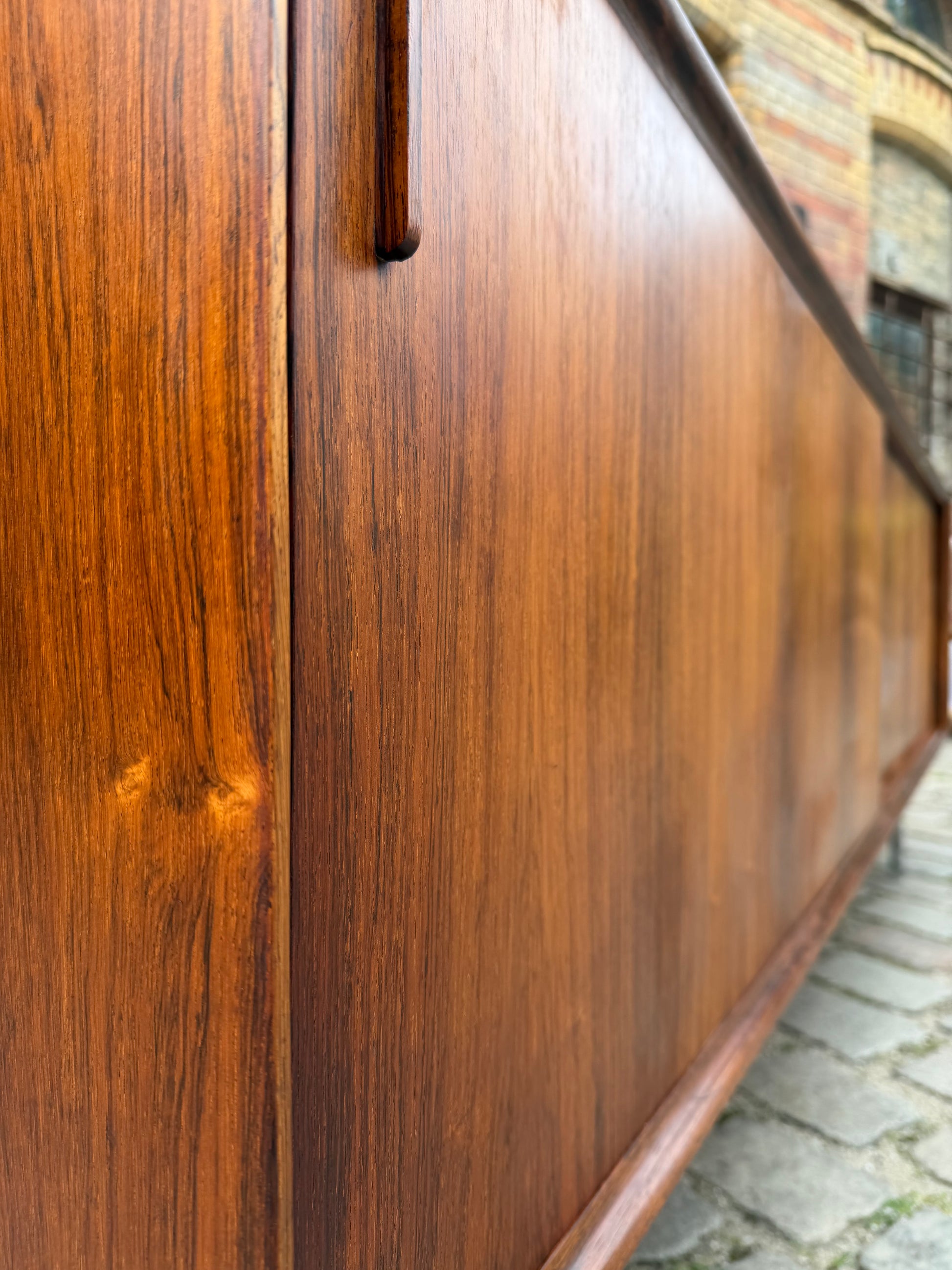 Sideboard Mahagoni mit Schiebetüren & Chromfüßen