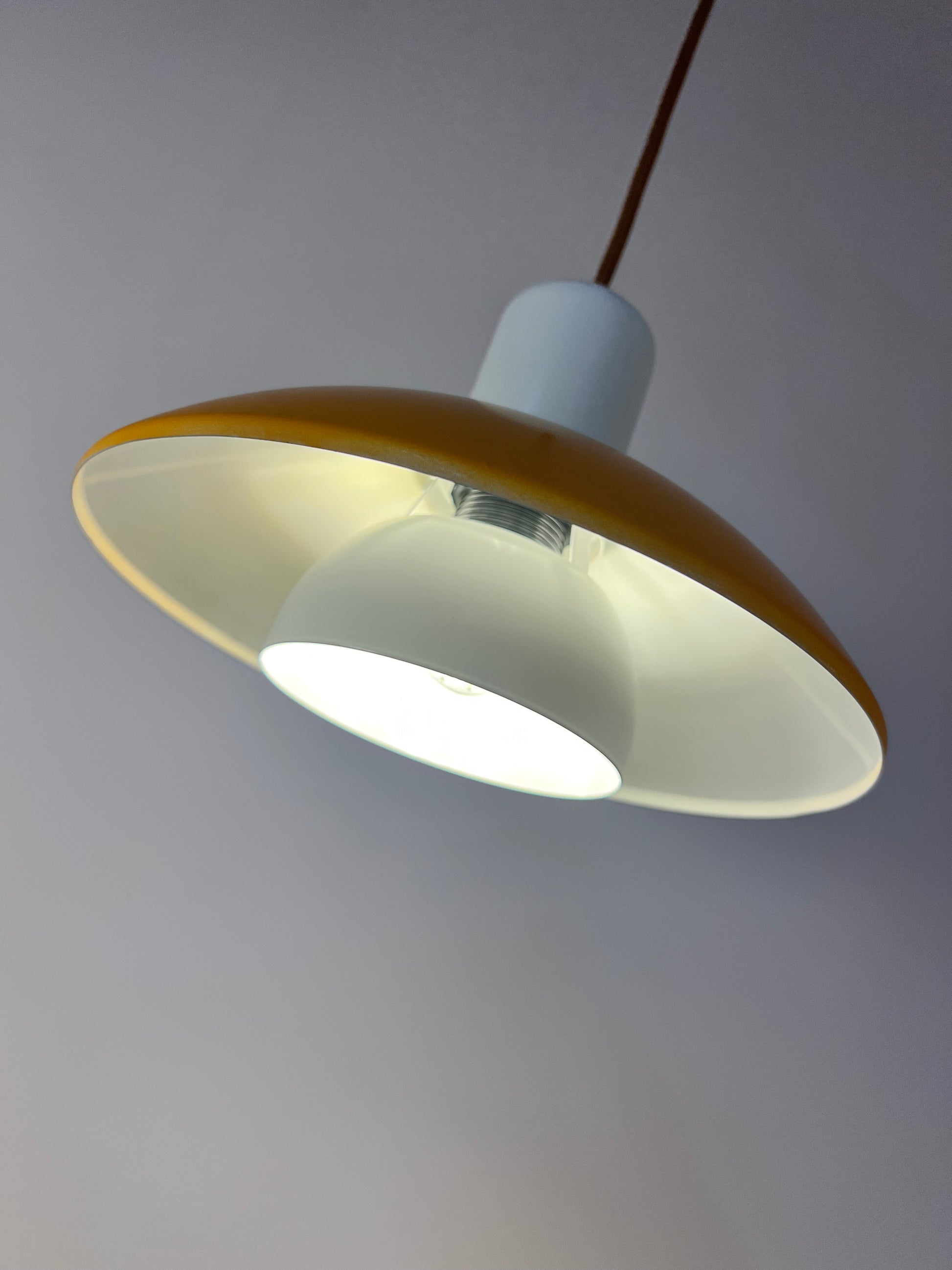 Lamellenlampe Typ 827 teils neu lackiert gelb weiß von Horn