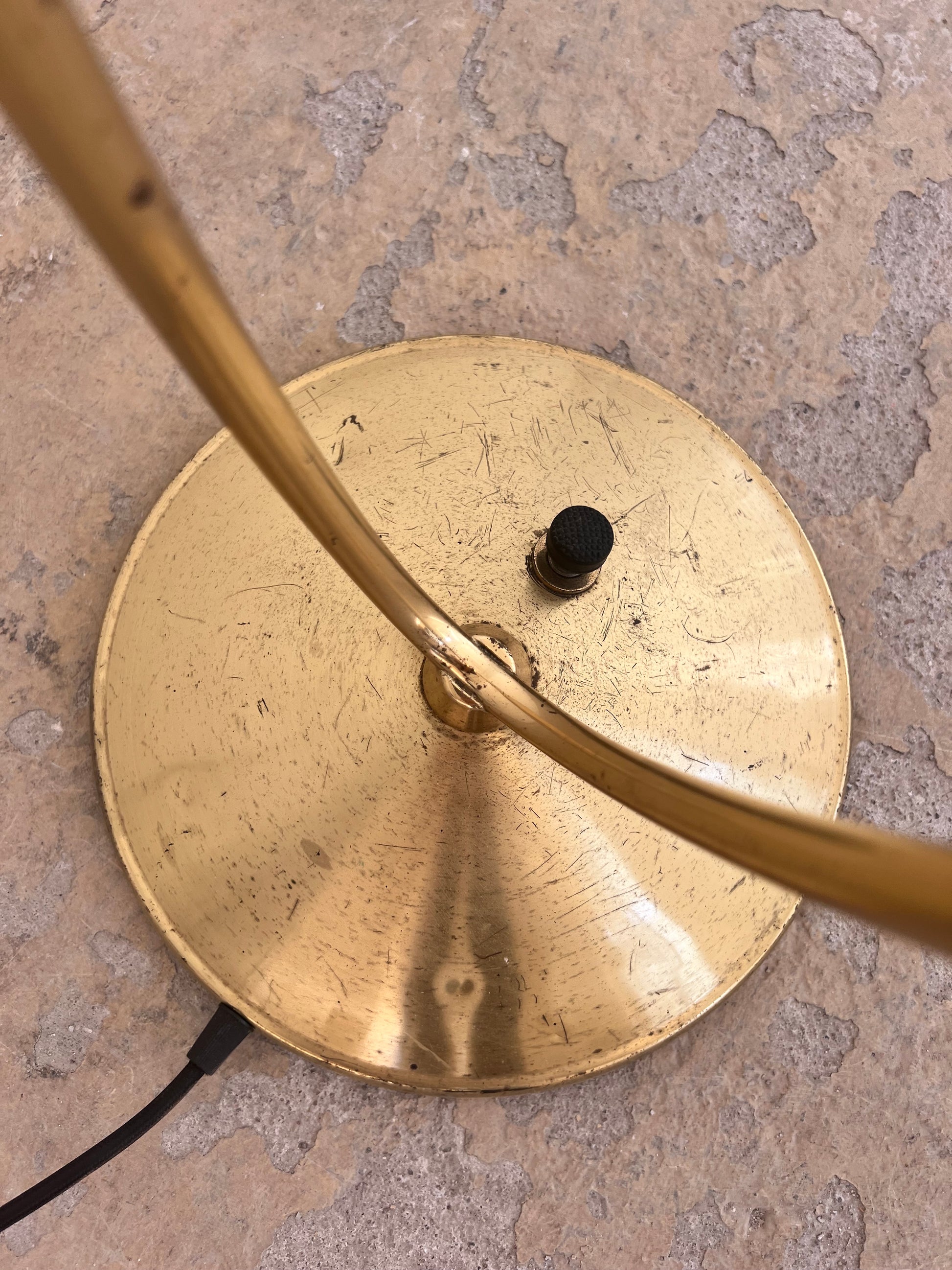 Stehlampe mit zwei Schwanenhalsarmen Messing