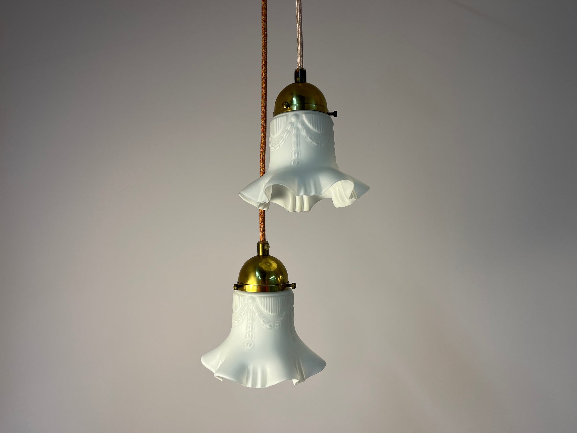 Blumenlampe Milchglas Messing aus Dänemark