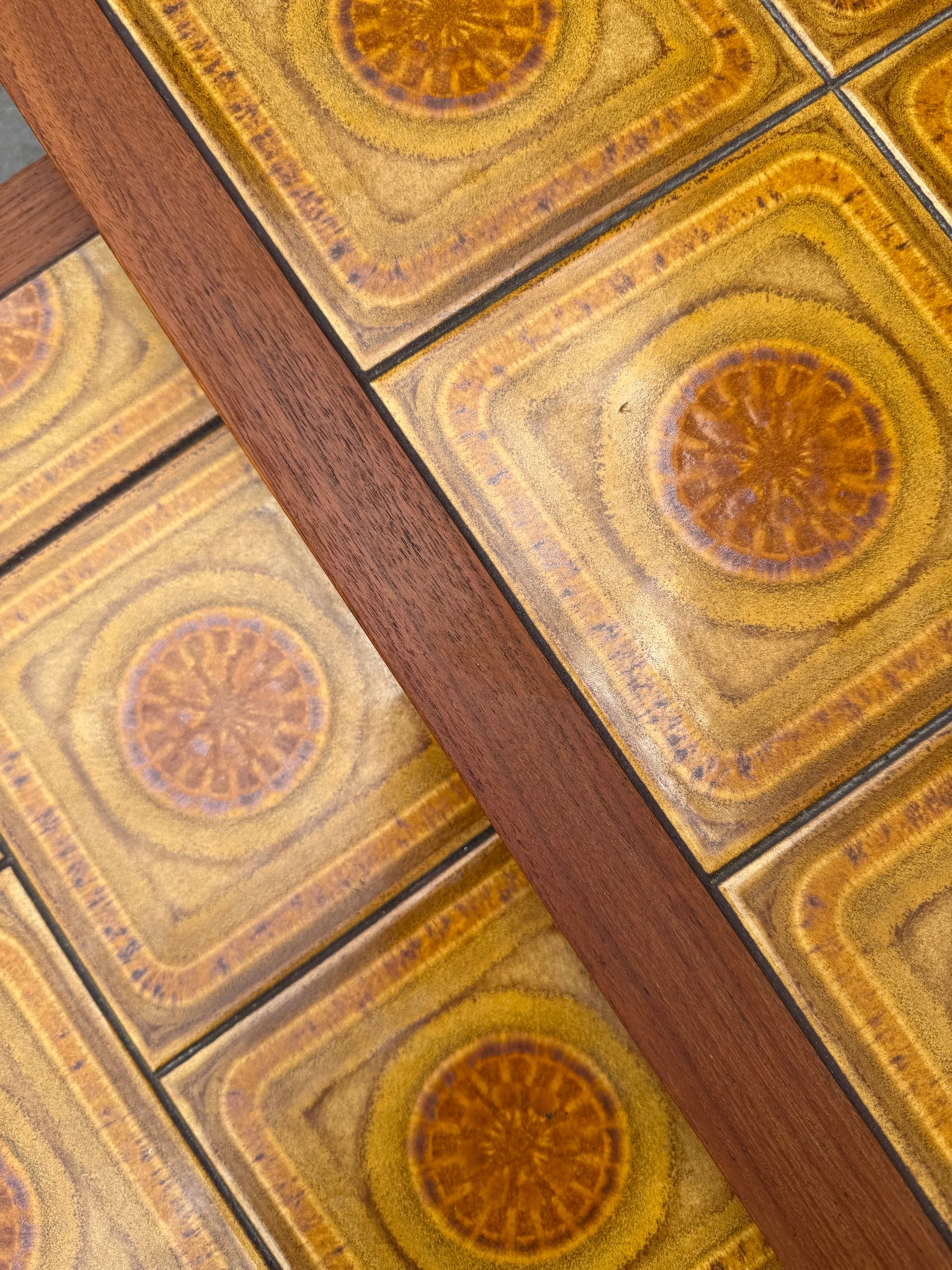 Set: 2 Satztische Teak & gelbe Fliesen aus Dänemark