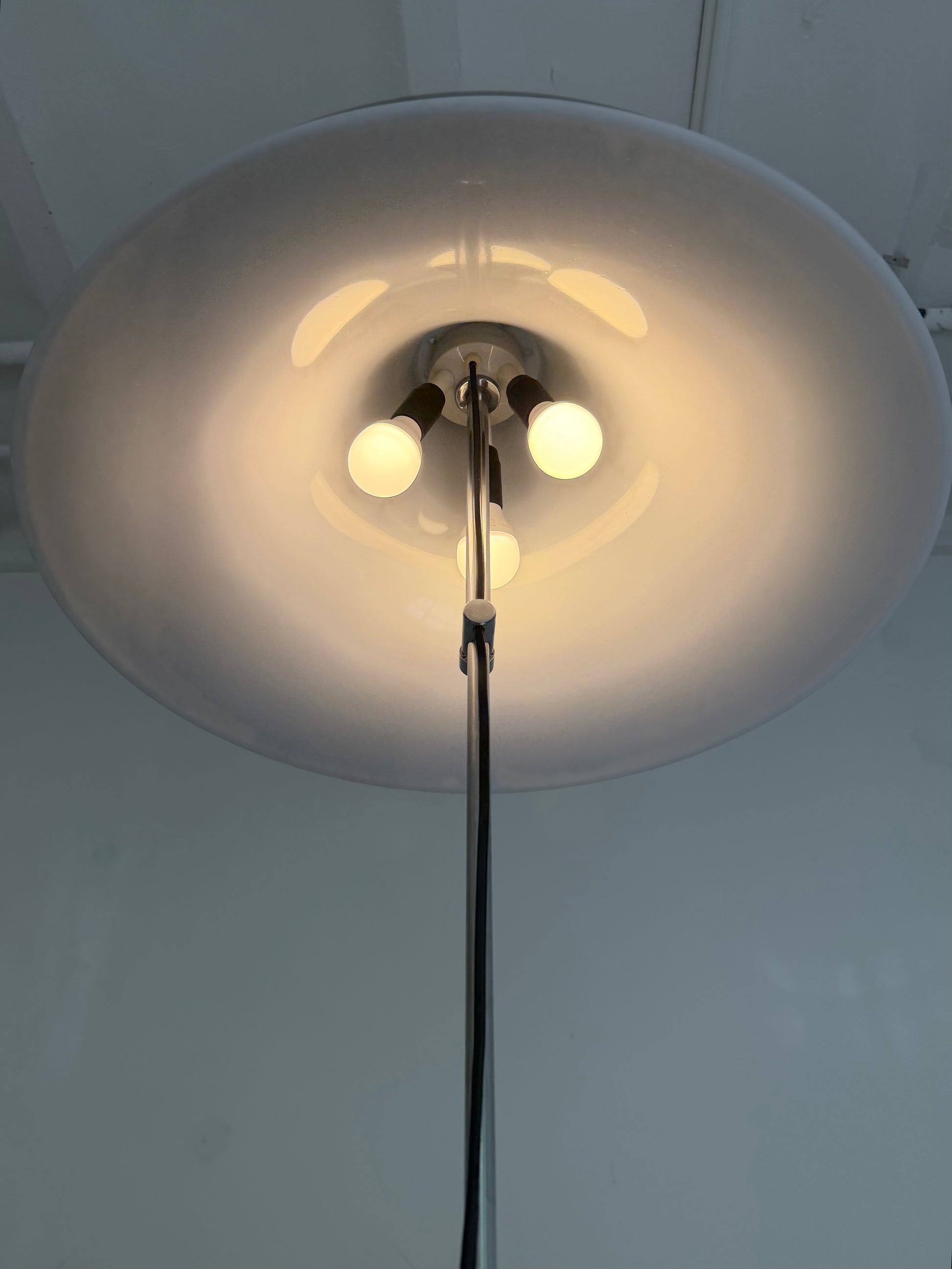 Stehlampe braun weiß Acryl Chrom von Elio Martinelli