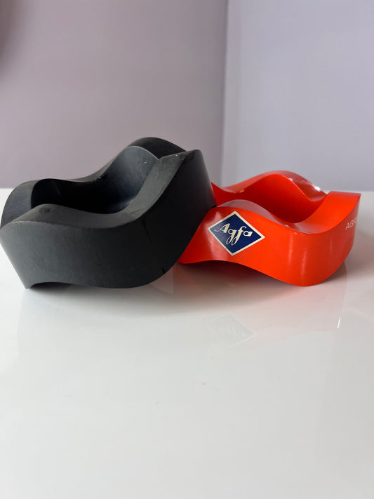 Set: 2 Aschenbecher schwarz rot von Walter Zeischegg für Helit