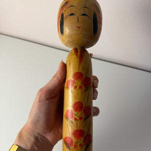 Japanische Kokeshi Holzfigur handbemalt