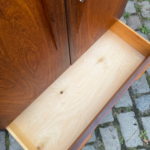 Kommodenschrank mit Flügeltüren & Schloss aus Dänemark